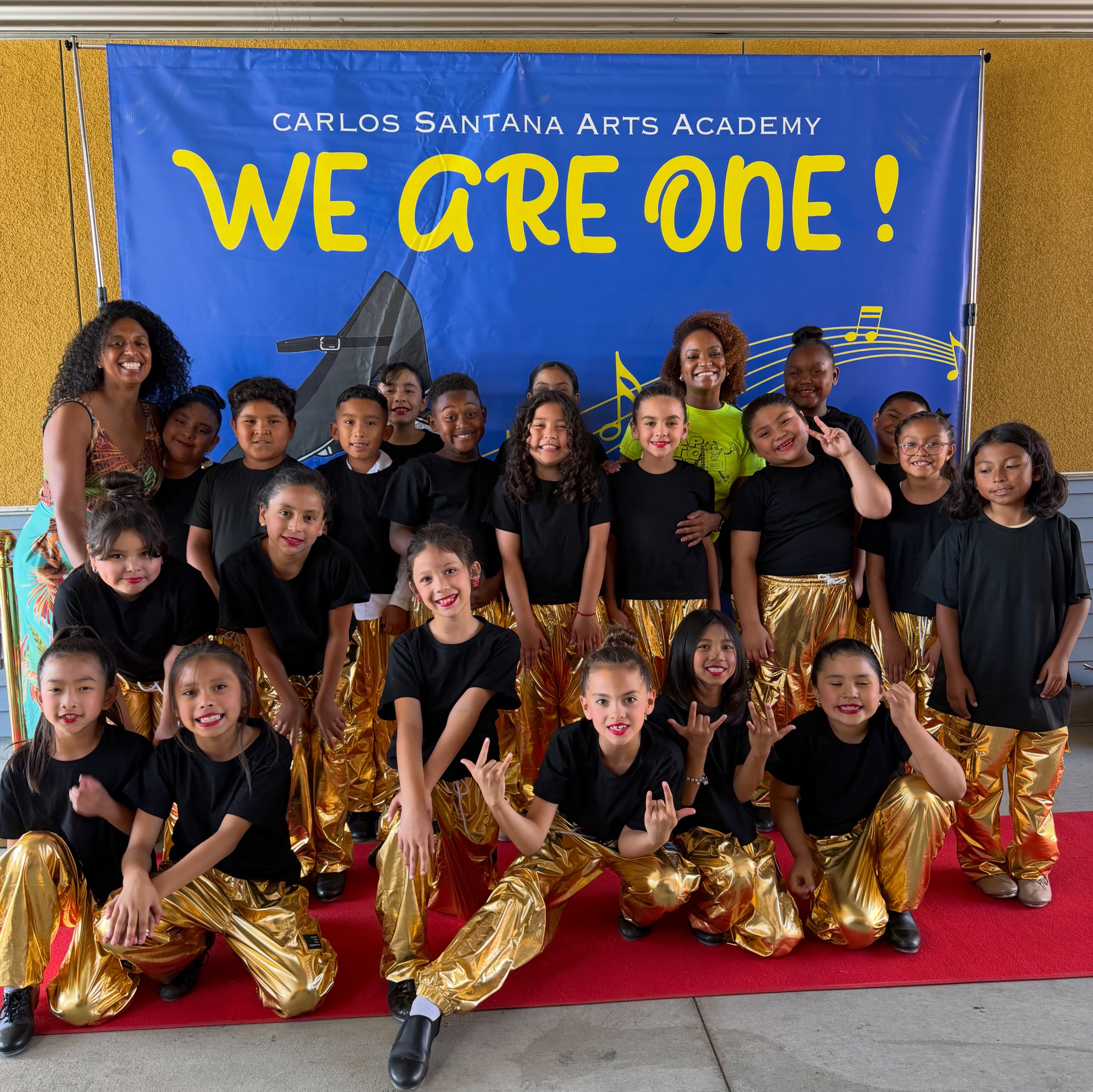 This past weekend, we celebrated a very special moment: the “We Are One” performance by the students of @_santanabears in North Hills, California. ✨
These amazing young dancers, lovingly guided by their teacher @iamgiselesilva, brought to the stage everything Tap Into Life stands for: joy, confidence, unity, and the power of the arts to transform lives.
Every step, every smile, and every tap reminded us that when children have access to dance, they also gain space to dream, express themselves, and discover the strength within.
Congratulations to all the students on such a beautiful performance! We are one — and together, we tap into love, life, and joy. ❤️
#chloeandmaudfoundation #tapintolife #tapintolifeusa