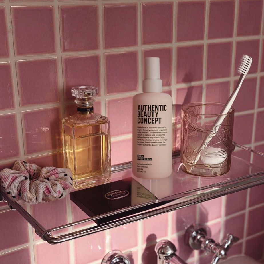 Your summer essential ✨ Glow spray serum✨
Heat protection
UV protection
Colour protection
Everything you need to keep your hair and colour protected during the summer and all year