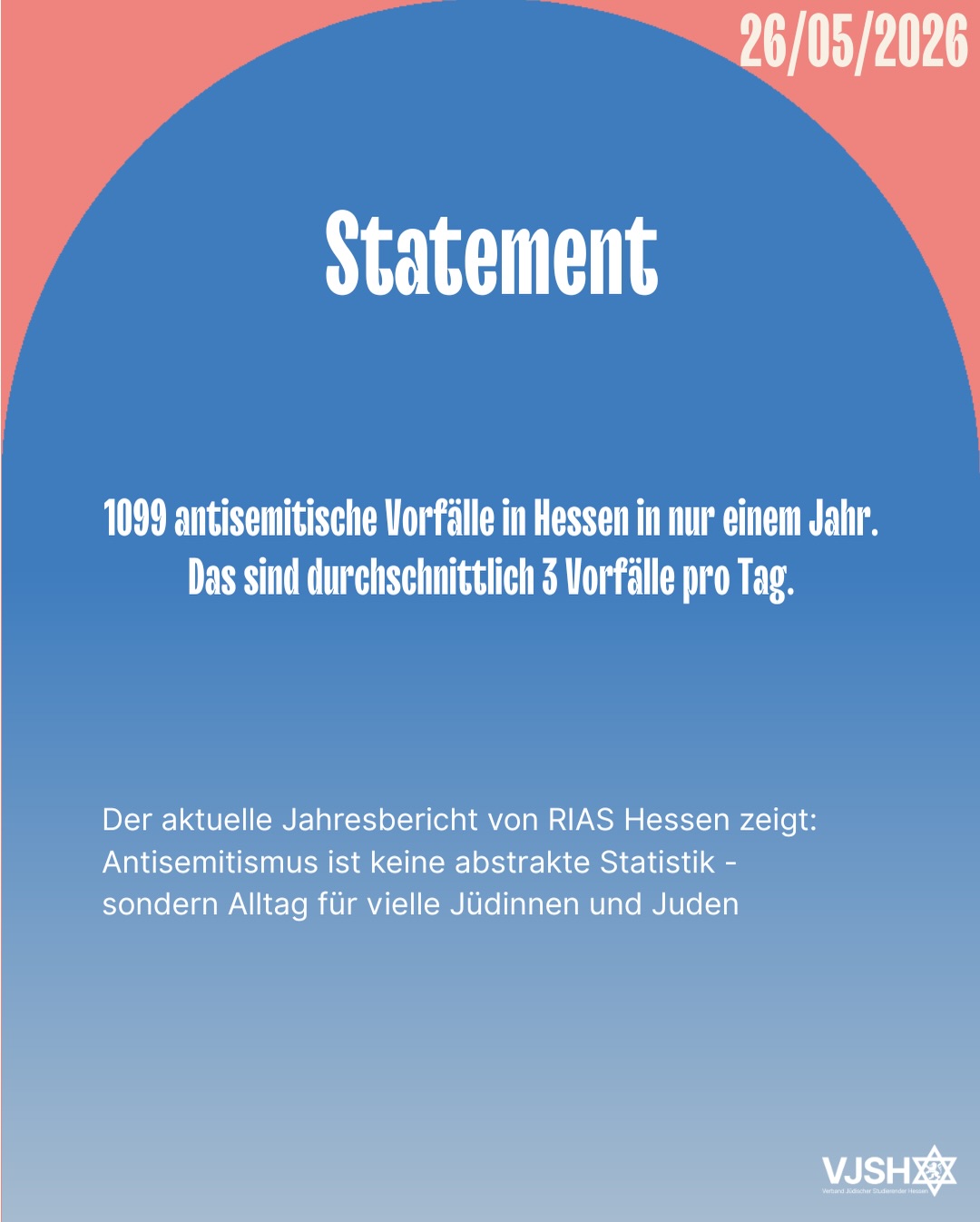Der aktuelle Jahresbericht von RIAS Hessen zeichnet ein erschütterndes Bild: insgesamt wurden 1099 Vorfälle im Jahr 2025 dokumentiert, was ein Anstieg von 18% im Vergleich zum Vorjahr (926) bedeutet und durchschnittlich drei antisemitischen Vorfällen pro Tag entspricht. Hinter diesen Zahlen stehen konkrete Erfahrungen von Jüdinnen und Juden, die im Alltag Beleidigungen, Bedrohungen, Sachbeschädigungen, Ausgrenzung und Angst erleben.
Eine Vielzahl an Vorfällen wurde an Bildungseinrichtungen verzeichnet, wobei RIAS aus Hochschulen 105 Vorfälle dokumentierte. Dort wurden jüdische Studierende insbesondere mit israelbezogenem Antisemitismus und Othering konfrontiert.
Besonders seit dem 07.10.2023 und dem terroristischen Massaker der Hamas auf dem Nova-Festival sowie in Kibbutzim, Dörfern und Städten Israels erleben wir eine neue Dimension antisemitischer Vorfälle, was der Jahresbericht von RIAS Hessen von 2024 mit einem Anstieg von 75% im Vergleich zum Vorjahr 2023 deutlich macht. Der 07.10. stellt eine klare Zäsur dar: Sichtbare jüdische Symbole werden versteckt und die eigene Identität aus Angst vor Anfeindungen zurückgekommen.
Besonders belastend ist dabei nicht nur offener Antisemitismus, sondern auch das Schweigen, Relativieren oder Wegsehen der Mitmenschen und Gesellschaft. Umso wichtiger sind Organisationen wie OFEK e.V. @ofek_beratung , die Betroffenen Gehör verschaffen, professionell begleiten und psychologische Hilfe anbieten. Und auch wir als Versand jüdischer Studierender Hessen stehen jederzeit als Anlaufstelle für von Antisemitismus betroffene jüdische Studierende und Young Professionals zur Verfügung.
Wir bieten einen Safe Space, in dem Erfahrungen offen geteilt werden können und jüdisches Leben sichtbar, solidarisch und selbstbewusst gelebt werden kann.
Dennoch darf die Bekämpfung von Antisemitismus dabei nicht allein Aufgabe jüdischer Institutionen oder der Betroffenen selbst bleiben. Antisemitismus entschieden entgegenzutreten ist eine gesamtgesellschaftliche Verantwortung und eine zentrale Aufgabe im Sinne unserer Demokratie.