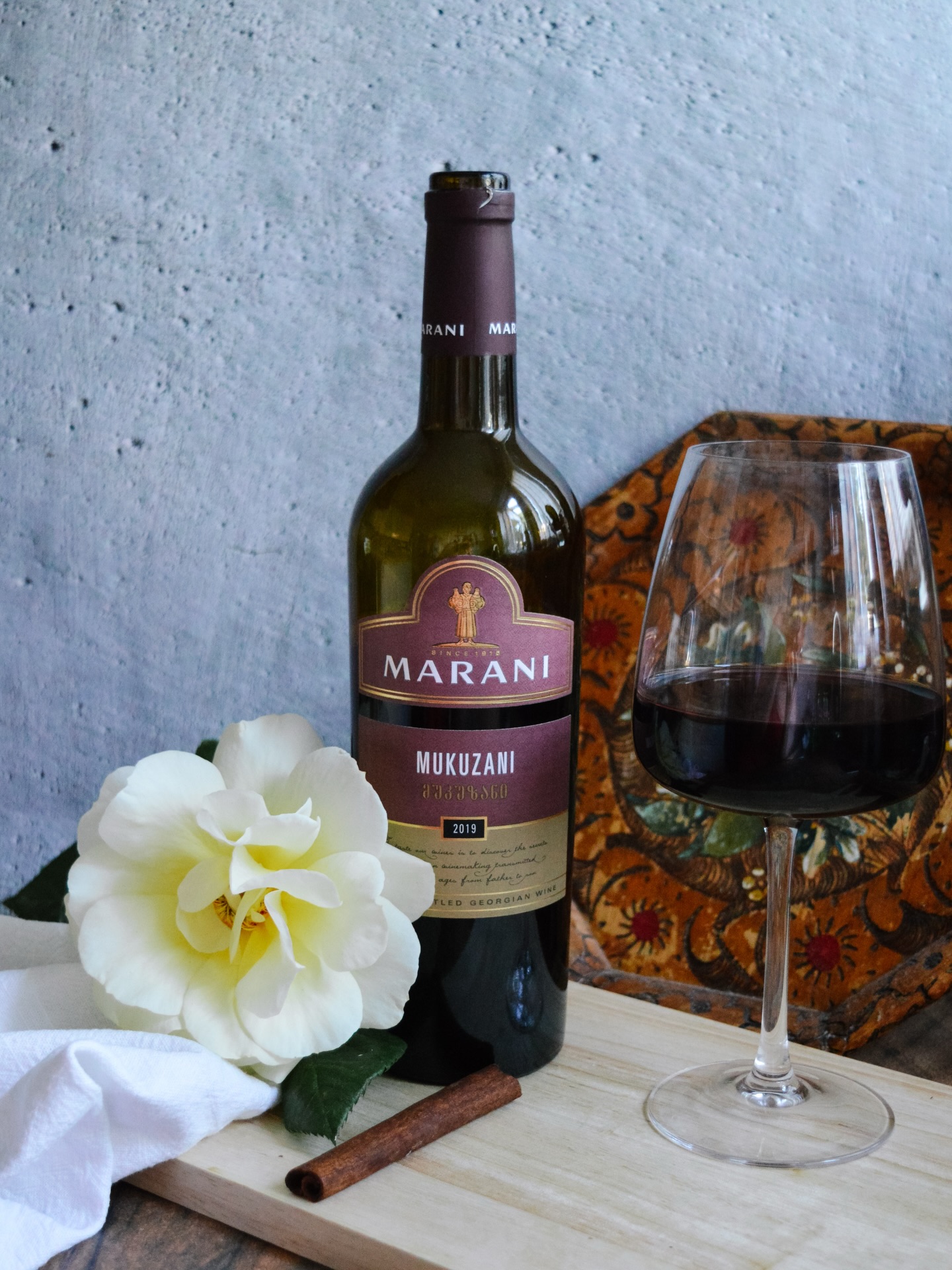 Who says red wine is only for winter? 🍷🔥
@marani_wines Mukuzani 2018 is the kind of bold, beautifully structured red that deserves a place at the summer BBQ table.
Made in Georgia’s renowned Kakheti region from 100% Saperavi grapes, this dry red is full-bodied, rich and deeply characterful, with notes of black cherry, damson, dark chocolate, vanilla and warm spice.
It is a natural match for BBQ food, especially grilled meats, roasted lamb, beef skewers, smoky vegetables, rich tomato dishes and mature cheeses. The ripe dark fruit stands up beautifully to charred flavours, while its robust tannins and long, refined finish make every bite feel a little more special.
For summer, try serving it just slightly cooler than room temperature. Not fridge-cold, just lightly chilled enough to keep it fresh and elegant on a warm evening.
Deep, dry, bold and perfect for smoky summer feasting, Marani Mukuzani 2018 is a brilliant bottle to open when the BBQ is lit and the table is full 🍷
#georgianwine