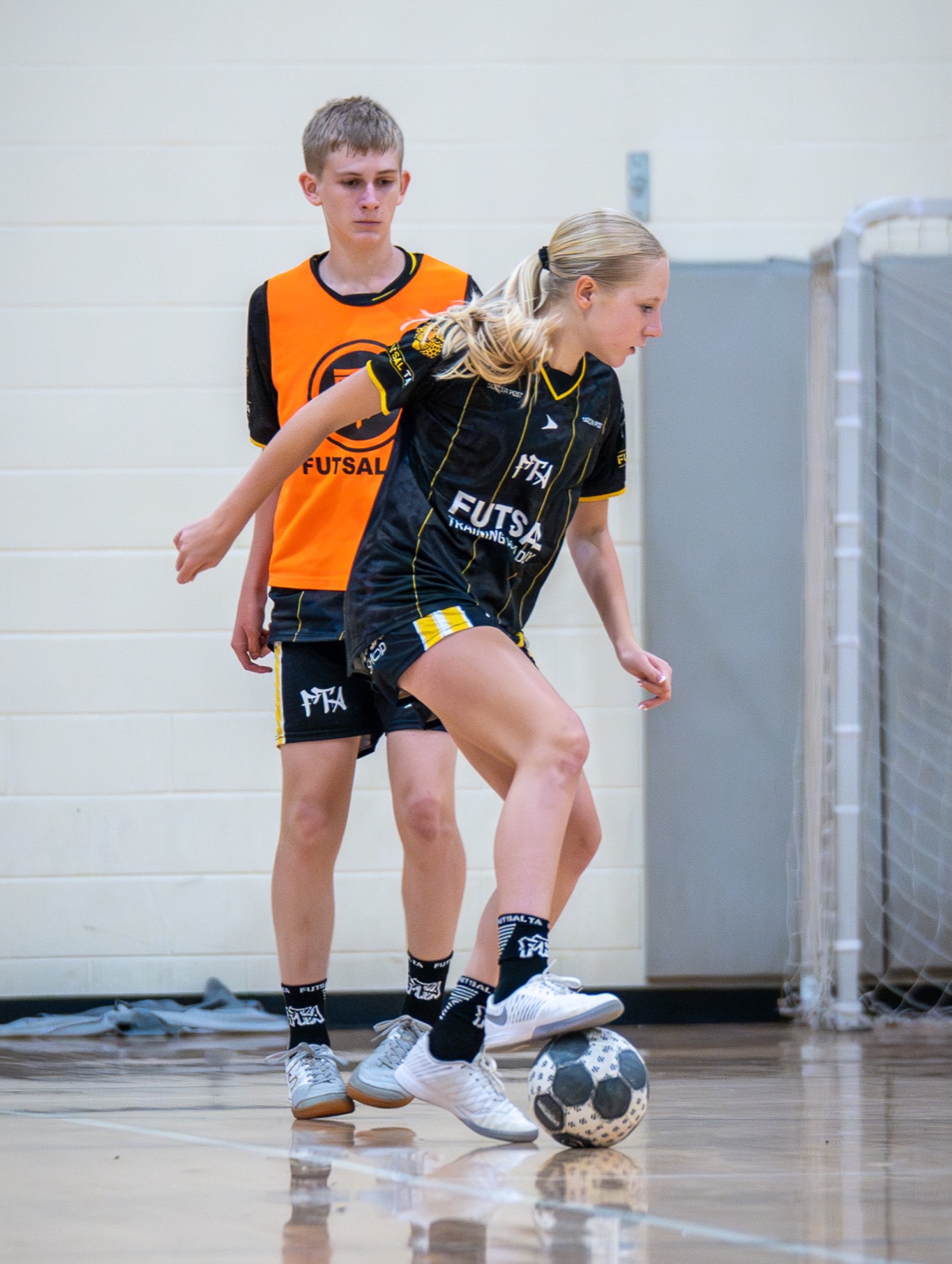 𝑺𝒉𝒆 𝑷𝒍𝒂𝒚𝒔 𝑭𝒖𝒕𝒔𝒂𝒍 🖤💛 @averie.12
And one of the things we love most is seeing girls step onto the court with confidence, competing, learning, and challenging themselves in every environment.
No fear. No hesitation. Just growth.
Some of the strongest players develop because they’re willing to step outside their comfort zone, train at a faster pace, compete against different styles, and continue improving regardless of who’s on the court.
That mentality matters.
It’s not about boys vs girls.
It’s about players who love the game and want to get better every single session.
Proud of the girls in our community continuing to show up, compete, and represent the game the right way. ⚽️✨
#ShePlaysFutsal #FutsalTA #GirlsFutsal #PlayerDevelopment #FutsalTraining