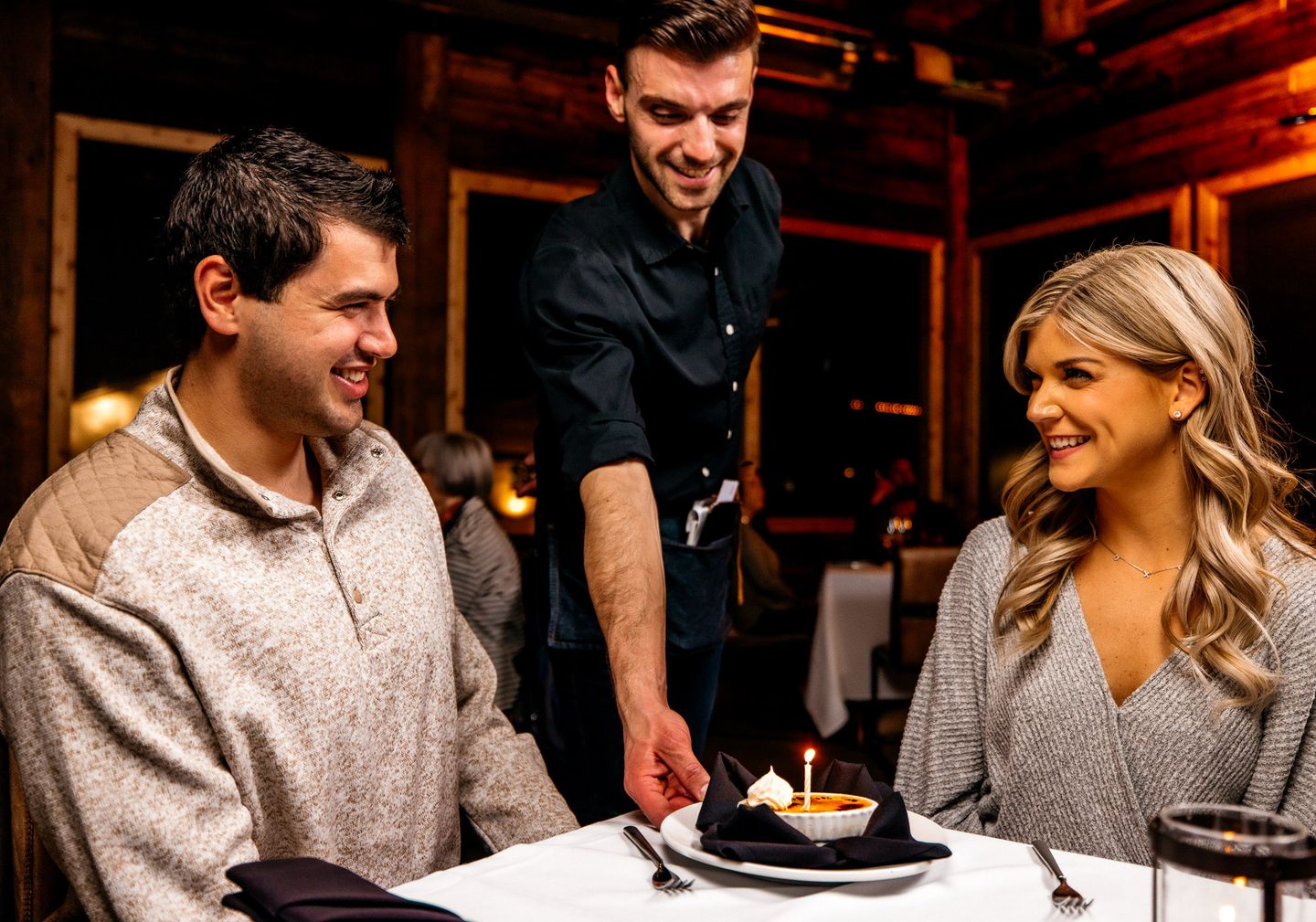 Anniversaries. Promotions. Engagements. Milestones that matter.
At Merrill & Houstonās, every detail from the service to the steaks to the glow of the dining room is designed to turn an evening into something memorable. š„