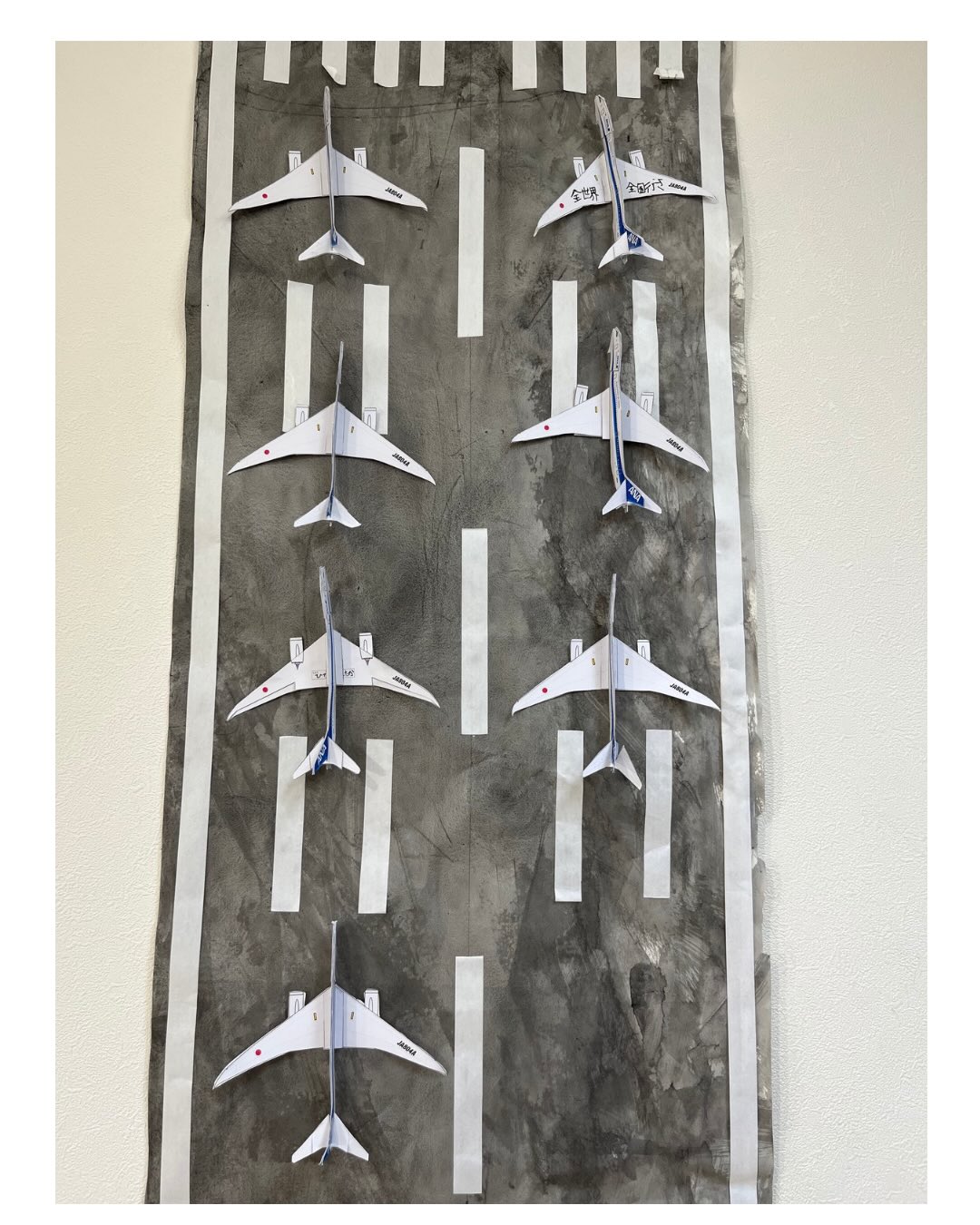 みんなでペーパークラフトの飛行機作り✈️
「飛行機に乗ってどこいく?」
たくさんの想像を膨らませて、コツコツ制作をすすめました。
完成したら、さあ!大空へ出発です🛫
#制作遊び #ペーパークラフト #飛行機作り #こども #楽しい