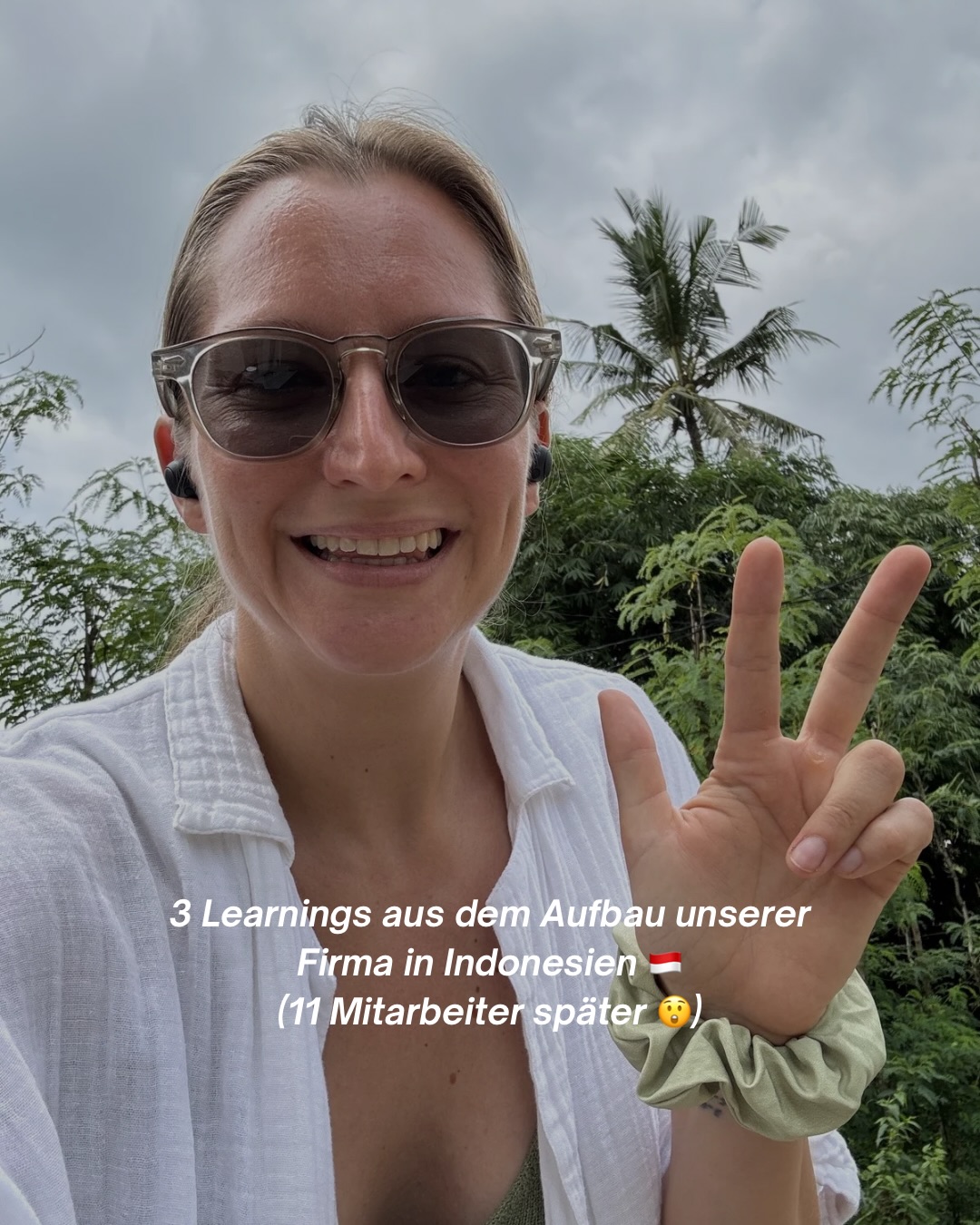 Ich habe mittlerweile 11 Mitarbeiter, 3 langfristige Online Marketing Kunden und ganz viele Gäste, die ihre Urlaube in unseren Villen verbringen.
Und ehrlich gesagt:
Vor ein paar Monaten hätte ich selbst nicht gedacht, dass sich alles so schnell entwickelt.
Wir stecken gerade mitten im Onboarding unserer 6. Villa hier in Indonesien.
Das bedeutet auch: neue Besitzer, neue Abläufe, neue Herausforderungen und neue Mitarbeiter, die wir schulen dürfen.
Und genau dadurch habe ich in den letzten Monaten etwas sehr Wichtiges gelernt:
Ein gesund wachsendes Business besteht nicht nur aus Umsatz, Prozessen oder Strategien.
Es besteht vor allem aus Menschen.
Und genau die genannten drei Dinge machen für mich mittlerweile erfolgreiche Zusammenarbeit aus.. egal ob mit Mitarbeitern, Kunden, Gästen oder Businesspartnern.
Vielleicht ist das auch der Grund, warum ich immer mehr Menschen anziehe, die ähnlich denken und arbeiten wie ich (hab ne ganz tolle neue Online Marketing Kundin).
Und dadurch macht selbst stressige Arbeit plötzlich Spaß.
Gerade in einer Zeit voller KI, Automatisierung und Online Business merke ich mehr denn je:
Die echte Welt ist nicht verschwunden.
Menschen, Beziehungen, Kommunikation und Vertrauen sind wichtiger denn je.