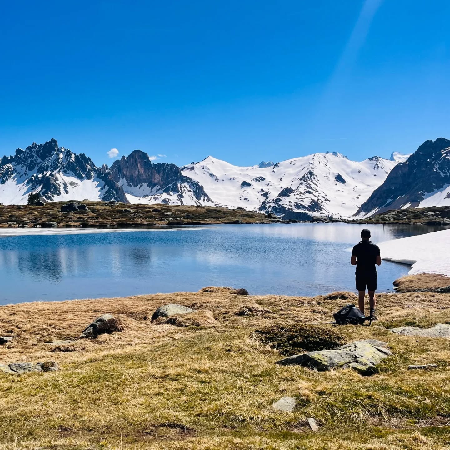 🌞☘️ Een intense en warme ervaring waarin natuur, verbinding en persoonlijke groei samenkomen
Ik geniet, net als de deelnemers, nog steeds na van de Passagetocht van vorige week.
Van de bergen, de gesprekken, de stiltes, het samen wandelen, het lachen, het voelen hoe mensen opnieuw dichter bij zichzelf kwamen. 🙏
Het blijft bijzonder wat er ontstaat wanneer je even uit het dagelijkse ritme stapt.
Wanneer je vertraagt in de natuur.
Wanneer je ruimte maakt om echt te voelen, te delen, te bewegen — innerlijk én uiterlijk.
🦋 Tijdens zo’n tocht gebeurt er vaak meer dan woorden kunnen uitleggen.
Mensen vinden opnieuw richting. Zachtheid. Moed. Creativiteit. Verbinding.
Met zichzelf, met anderen, met wat echt belangrijk is.
En precies daarom kijk ik nu al uit naar de volgende Passagetochten deze zomer. 🌿
🌞Voel jij dat deze zomer een moment mag worden om stil te staan, te groeien, dingen anders aan te pakken of opnieuw dichter bij jezelf te komen? Het is geen klassieke wandelvakantie. Wel een intense en warme ervaring waarin natuur, verbinding en persoonlijke groei samenkomen.
‼️Er zijn nog enkele plaatsen vrij.
Stuur me gerust een berichtje als je voelt dat dit iets voor jou kan zijn.
Je bent heel welkom.
Liefs,
Karlien
🌻
www.passagetochten.fr
📸🙏 throwback mei'26 @_wesseladam & @greetessing 💚
#zomer2026 #passagetochten #uniekeervaring #persoonlijkegroei #outdoortherapy