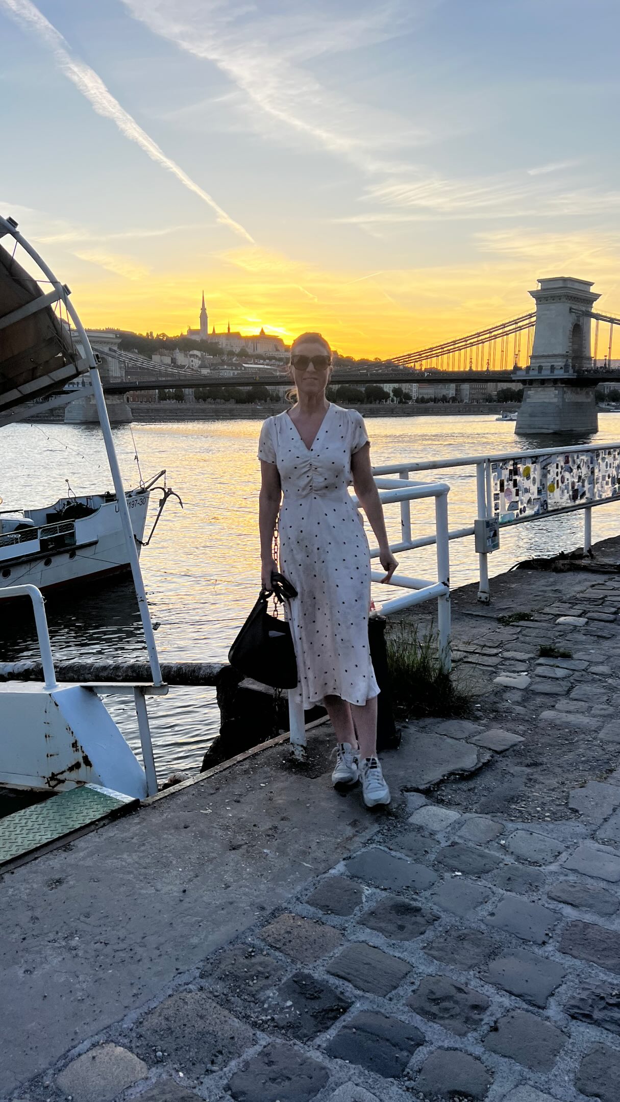 Kväll i Budapest och ljuset över staden är så galet vackert✨
Det verkar vara någon form av folkfest och vi måste gå genom ett hav av människor som dansar för att ta oss till restaurangen som mina vänner har bokat.
Stället vi besöker, @leorooftopbudapest bjuder inte bara på drinkar 🍸 i världsklass & fantastiskt god mat, utan även en utsikt som tar andan ur en.
När det blir dags att vandra hemåt, proppmätta och glada går vi längst vi Donau och jag tänker åter igen att jag är så lyckligt lottad som har så fina vänner som bjudit mig på denna resa.❤️❤️❤️
@privateshopperstockholm
@asawadis
@rydergardparisopoulos
@eva_osterberg_haglund
#travelwithstyle #lifestyleinspo #privateshopperstockholm #styleguide #fashionentrepreneur