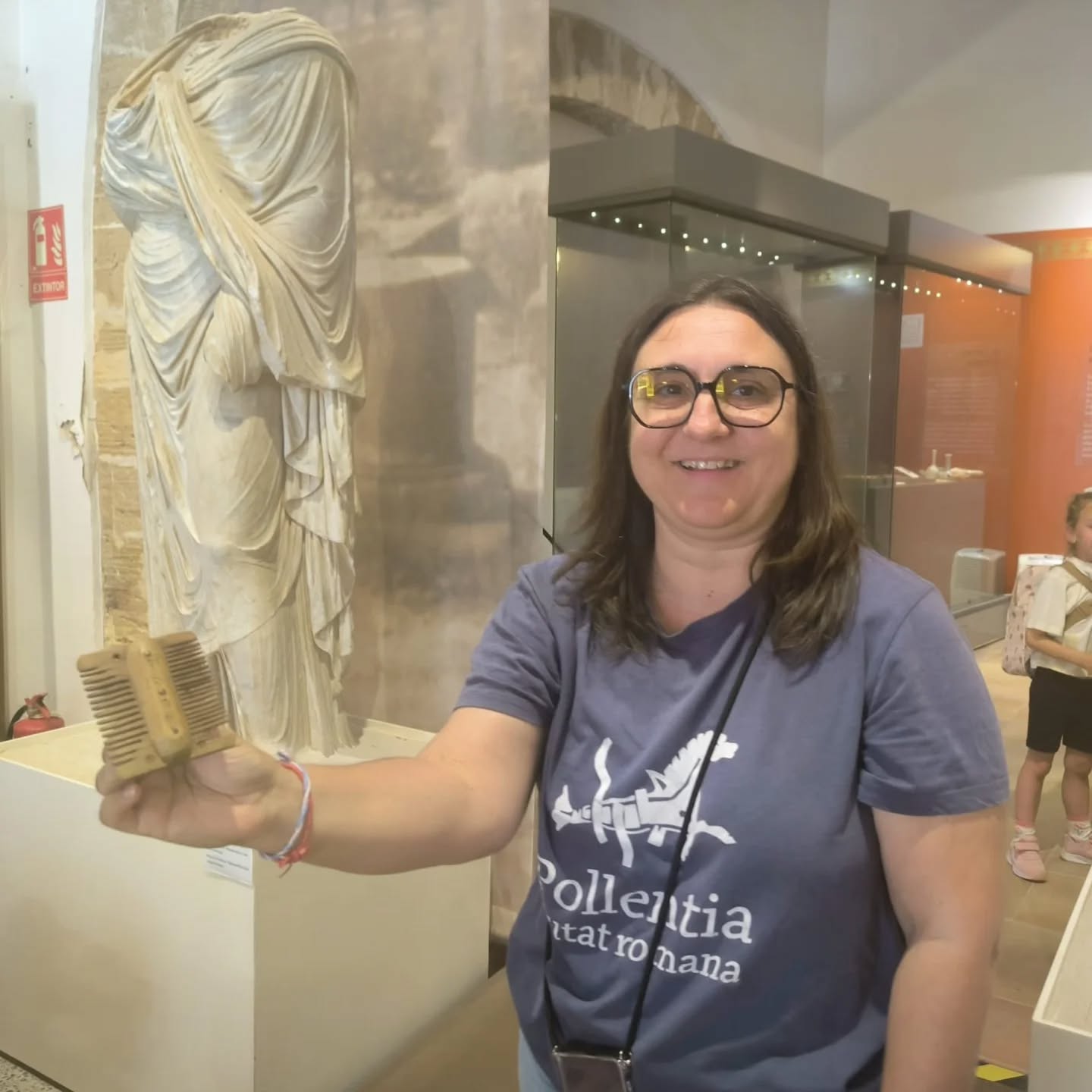 Ahir els infants de 5 anys gaudírem d’una visita molt especial a la Ciutat Romana de Pollentia! 🏛️
Vàrem recórrer la Portella, el Fòrum, el teatre romà i també el museu, on descobrírem com vivien els romans, què menjaven, com eren les seves cases, com escrivien i fins i tot a què jugaven els infants romans.
Ha estat una experiència vivencial i molt enriquidora que ens ha permès apropar-nos a la història i a la cultura del nostre poble d’una manera significativa i propera.
Aquestes vivències ens ajuden a conèixer, estimar i valorar el nostre patrimoni des de ben petits! ✨