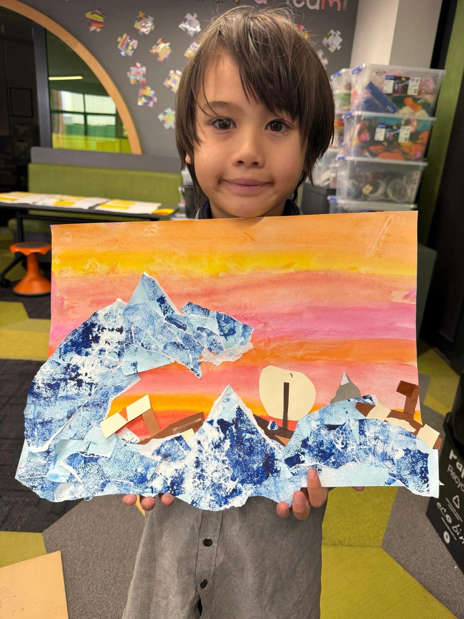 In Art Class the 3/4 students have been learning about the artwork, ‘The Great Wave’ by Japanese artist Katsushika Hokusai. Over the past few weeks the students have created interesting painted papers to use for their collage. They also made boats using different coloured papers. This week the students used all the different papers they’ve created to make their version of ‘The Great Wave’. Fantastic work everyone!!! 🌊🌊🌊