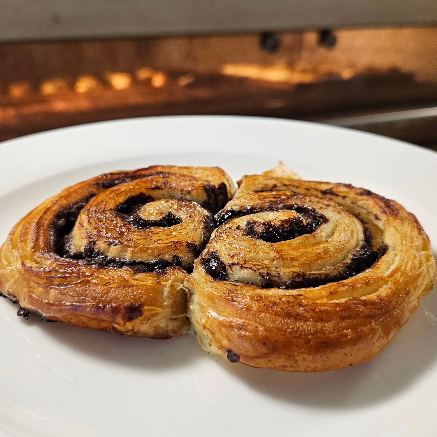 Some bakes are about technique. This one is about memories.
Growing up, a cocoa swirl was always my favourite treat. The smell, the chocolate filling, the sticky fingers, the excitement of that first bite.
This morning, I recreated that childhood favourite in my own way, with buttery layers and rich cocoa.
Still the same feeling. 🙏
Still my favourite.❤️
#BakedByTheVarga #CocoaSwirl #ChildhoodMemories #Viennoiserie #ArtisanBaking