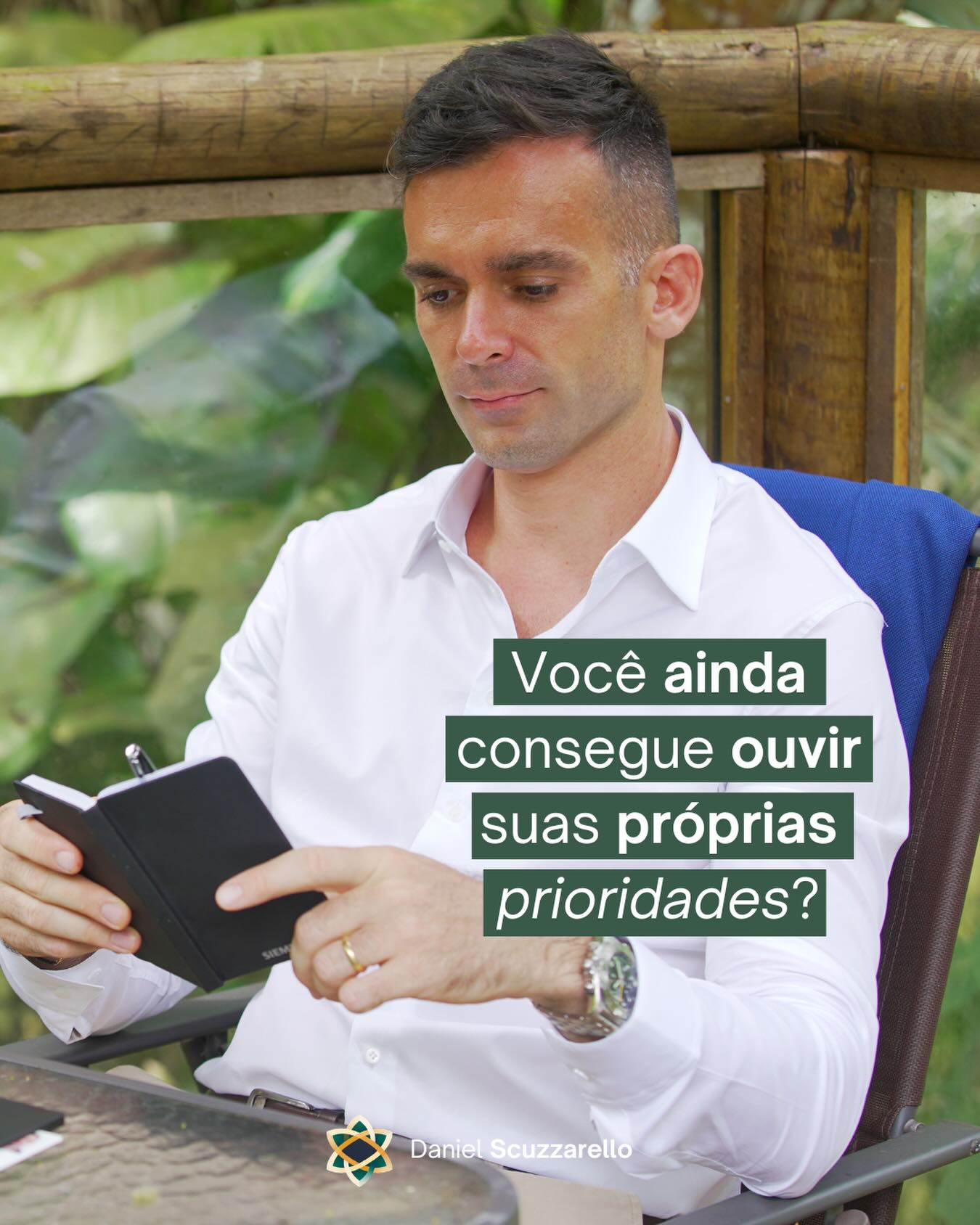 Existe um momento em que a vida não fica necessariamente mais difícil. Ela só começa a ficar confusa.
As demandas continuam existindo, mas as prioridades perdem nitidez e as decisões parecem mais difíceis do que antes. Muitos interpretam isso como falta de capacidade, mas na maioria das vezes, é excesso de ruído.
Quando tudo permanece acelerado por tempo demais, a mente perde contraste. E aí tudo parece urgente…ou irrelevante.
Talvez um dos sinais mais silenciosos da sobrecarga seja esse: continuar funcionando, mas sem conseguir enxergar com clareza para onde está indo.
#mindset #lider #mentoria #breathwork #quantumflow