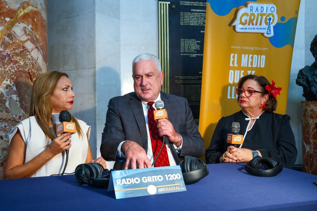 La radio volvió a reunirse en la Casa de las Leyes. 📻🇵🇷
Hoy celebramos la cuarta edición del Junte Radial en el Senado de Puerto Rico, gracias a la invitación del presidente del Senado, Hon. Thomas Rivera Schatz, en una actividad que reunió a un gran número de emisoras y profesionales de la radiodifusión como parte de la conmemoración de mayo, Mes Nacional de la Radio.
Este encuentro sirvió para reconocer la aportación histórica de la radio puertorriqueña y reafirmar su papel como medio esencial de información, entretenimiento, servicio público y comunicación en nuestras comunidades.
“Nuestra industria continúa evolucionando dentro de un ecosistema de comunicación cada vez más dinámico y digital. Sin embargo, la radio mantiene algo que ninguna tecnología ha podido sustituir: la confianza y la cercanía con nuestra gente. Nuestro compromiso es seguir innovando, fortaleciendo nuestras plataformas y trabajando unidos por el futuro de la radiodifusión en Puerto Rico”, expresó Eric J. Toro, presidente de la Asociación de Radiodifusores de Puerto Rico.
Agradecemos al Senado de Puerto Rico por este espacio de reconocimiento y a todas las emisoras que, día tras día, continúan llevando información, compañía y servicio a cada rincón de nuestra Isla.
#JunteRadial2026 #MesNacionalDeLaRadio #RadioPuertoRico #ARPR #LaRadioNosUne RadioPR