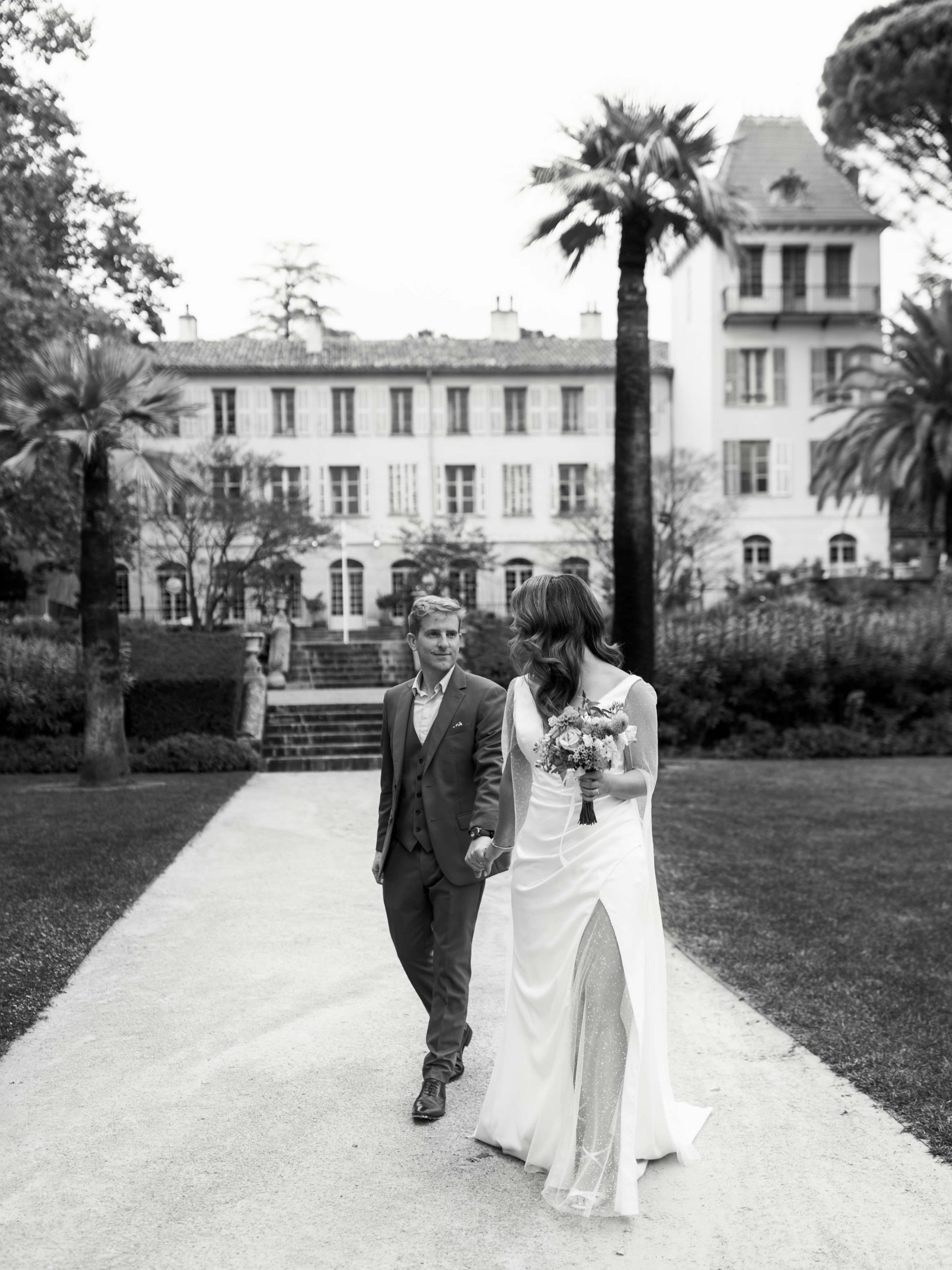 Le mariage, c’est la magie des moments partagés à deux.
C’est célébrer l’amour entouré de ceux qui comptent, créer des souvenirs qui traverseront les années, vivre une parenthèse unique où chaque émotion devient précieuse.
Et parce que ces instants méritent d’être gardés vivants pour toujours, je mets mon regard et ma sensibilité au service de votre histoire.
Chaque couple a son univers, chaque mariage raconte une histoire différente… et mon métier est de transformer ces moments éphémères en souvenirs intemporels.
.
Wedding Planner @weddingkey.gwen
Bride @ari_aile
Coiffeur @julienmathacoiffeur
Dress @belotticouture_bridal
Lieu @chateaucolbertcannet
.
#wedding #weddingday #weddingphotography #wedding2027