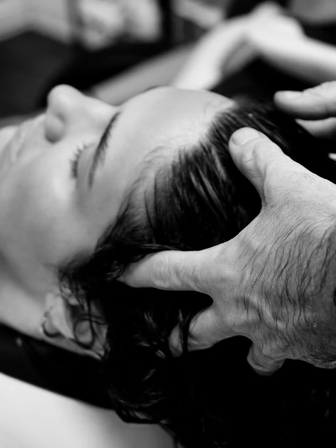 Boka in SPA med din nästa klippning. Förutom klipp ingår det hårtvätt, kur som väljs efter ditt önskemål eller hårets kondition och behov, 15 minuters massage av hårbotten, föning och lättare styling. Unna dig en stund av egentid och lyx - boka din tid online på vår hemsida, länk i vår bio. ✨💕✨ #salongengelbrektsgatan12 #lillatorg #frisör#frisörmalmö #hair @jandy.1981 @hairbytanyaswe