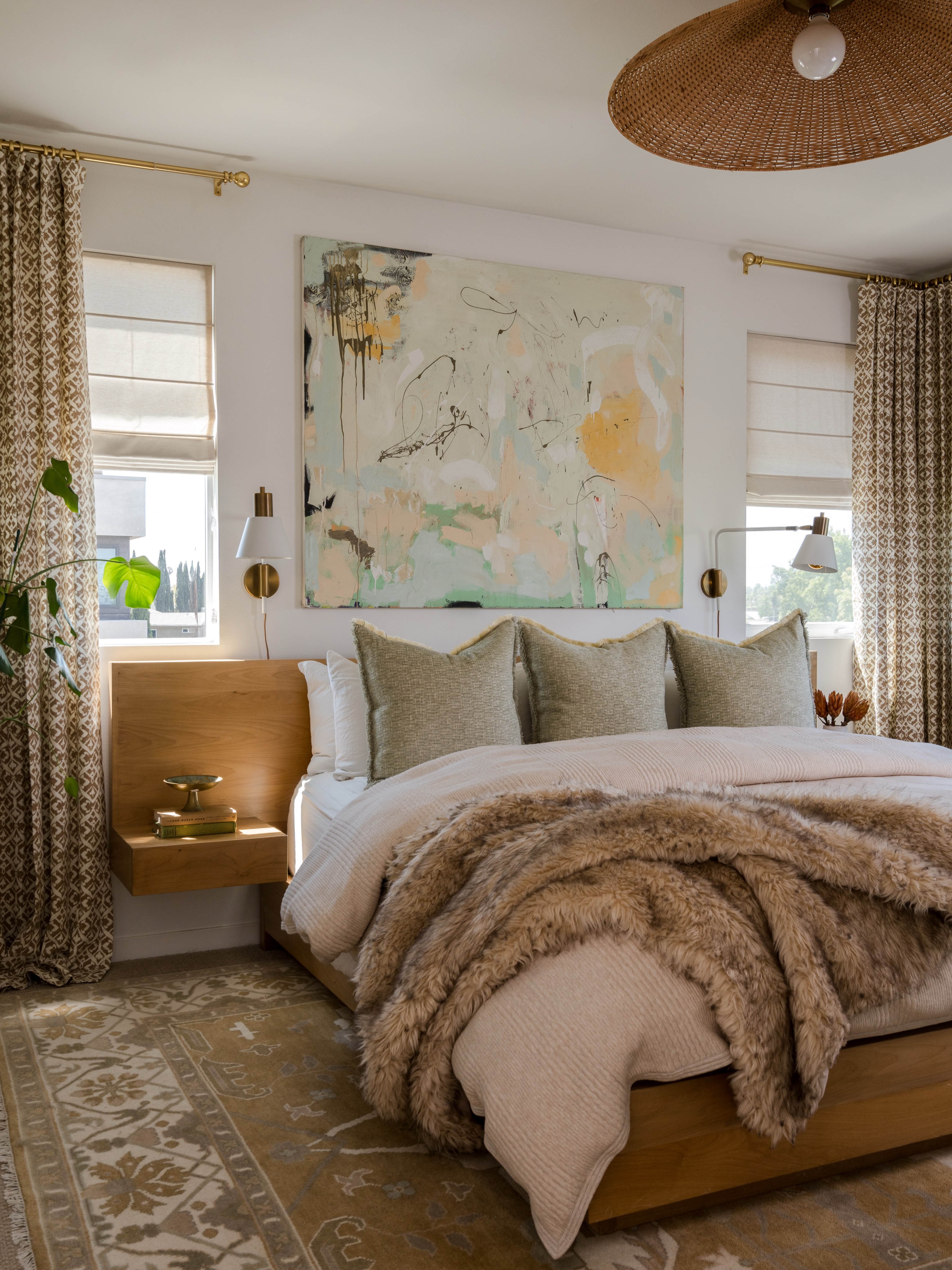 3 things that instantly elevate a home without making it feel untouchable ✨
1. Oversized art
2. Layered textures
3. Warm lighting everywhere
The magic is never one big thing, it’s the mix of materials, scale, softness, and those little collected details that make a home feel lived in and elevated at the same time.
These are some of my favorite corners lately 🧡
Which space are you picking?
Design @kiki_designstudio
pc @charlotteleaphotography