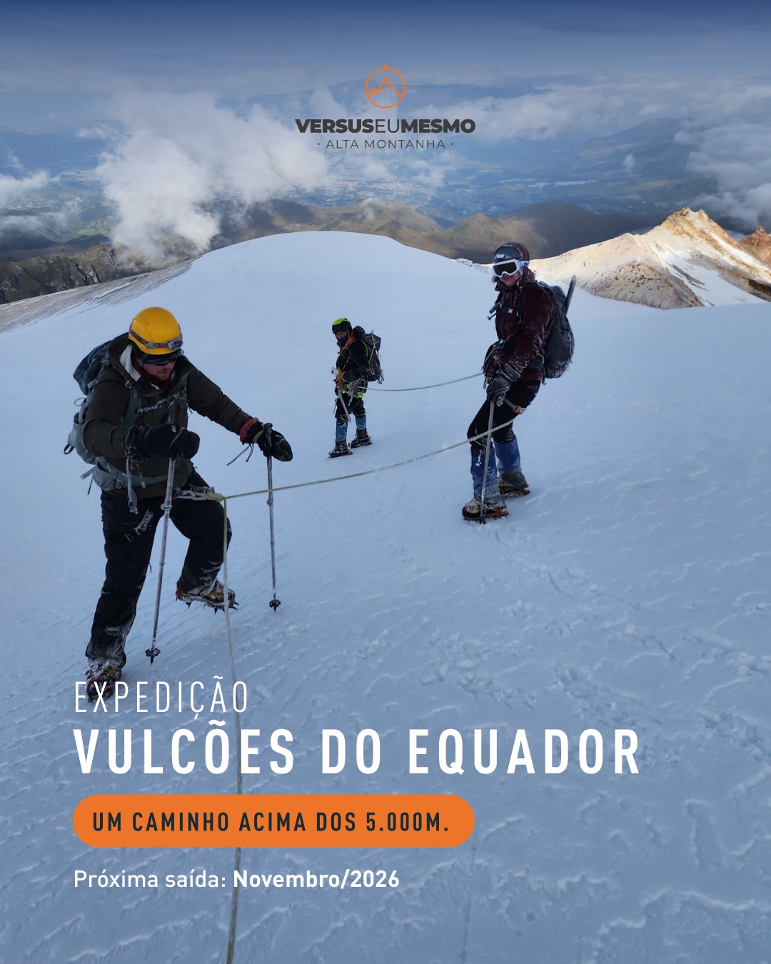 Escalar um vulcão de quase 6.000 metros é uma experiência transformadora. No Equador, o sucesso da jornada é construído degrau por degrau, respeitando o tempo que o corpo precisa para se adaptar à altitude.
Nossa expedição de 10 dias é desenhada como uma progressão técnica e fisiológica.
Começamos na Laguna Cuicocha e avançamos pelo Fuya Fuya e Rucu Pichincha. No Ilinizas Norte (5.216m), testamos sua resistência em um ambiente de baixa dificuldade técnica e atacamos o Cotopaxi, unindo esforço físico e técnica de progressão em gelo.
Para quem quer ir além, a extensão ao Chimborazo aproveita o auge da sua adaptação física para buscar um ponto ainda mais alto.
Próximas saídas: Novembro 2026 | Fevereiro 2027.