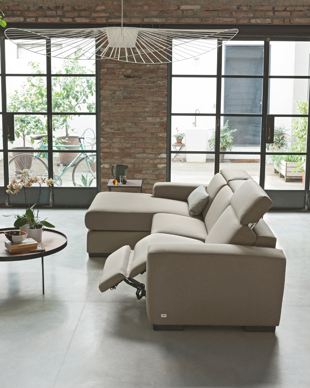 Il design incontra il massimo comfort: scopri Marvin.
Marvin ridefinisce le linee morbide del divano tradizionale, portandole in una dimensione contemporanea. Un divano di forte presenza, pensato per chi non vuole scendere a compromessi tra estetica e funzionalità.
Perché sceglierlo:
✅ Sedute reclinabili: per il tuo relax su misura.
✅ Poggiatesta regolabile: per un comfort totale.
✅ Vano contenitore: la soluzione intelligente per il tuo living.
Vieni a trovarci in negozio: ti aiuteremo a configurare Marvin in base alle tue esigenze e al tuo ambiente. Ti aspettiamo!
👉 Tulipano Arredamenti
📍 Via Don Abbo Il Santo, 12/A - Imperia - (IM)
📞 0183293446