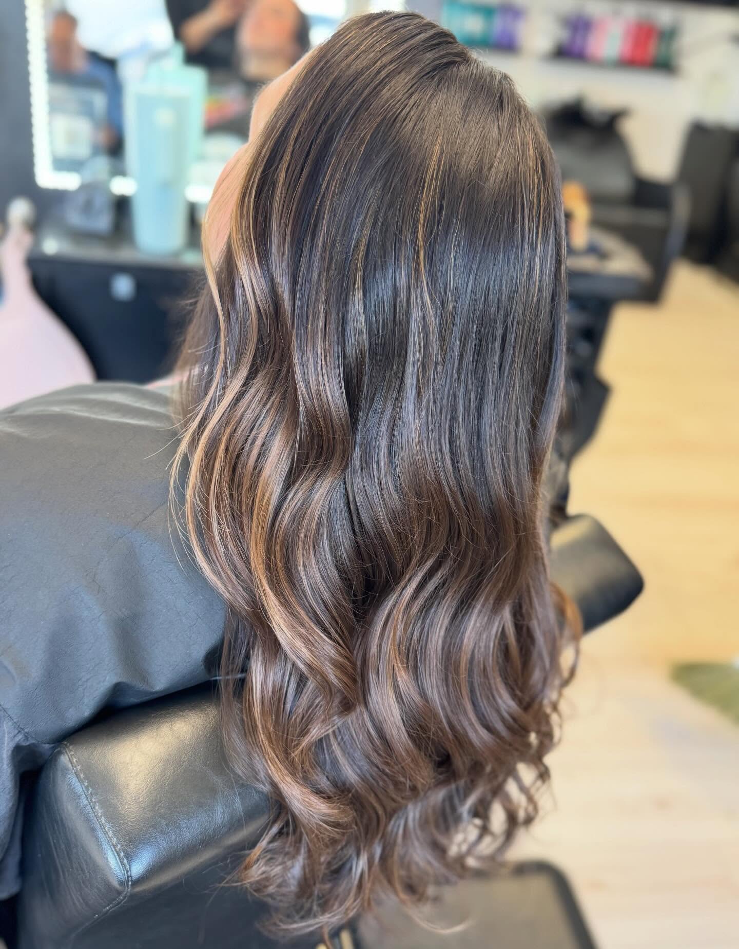 Soft waves and rich tones never miss🧸🤎🍄🟫
•
Hair: @jj_hair_beauty
•
Click the link in our bio to book online and save your spot!! ⭐️