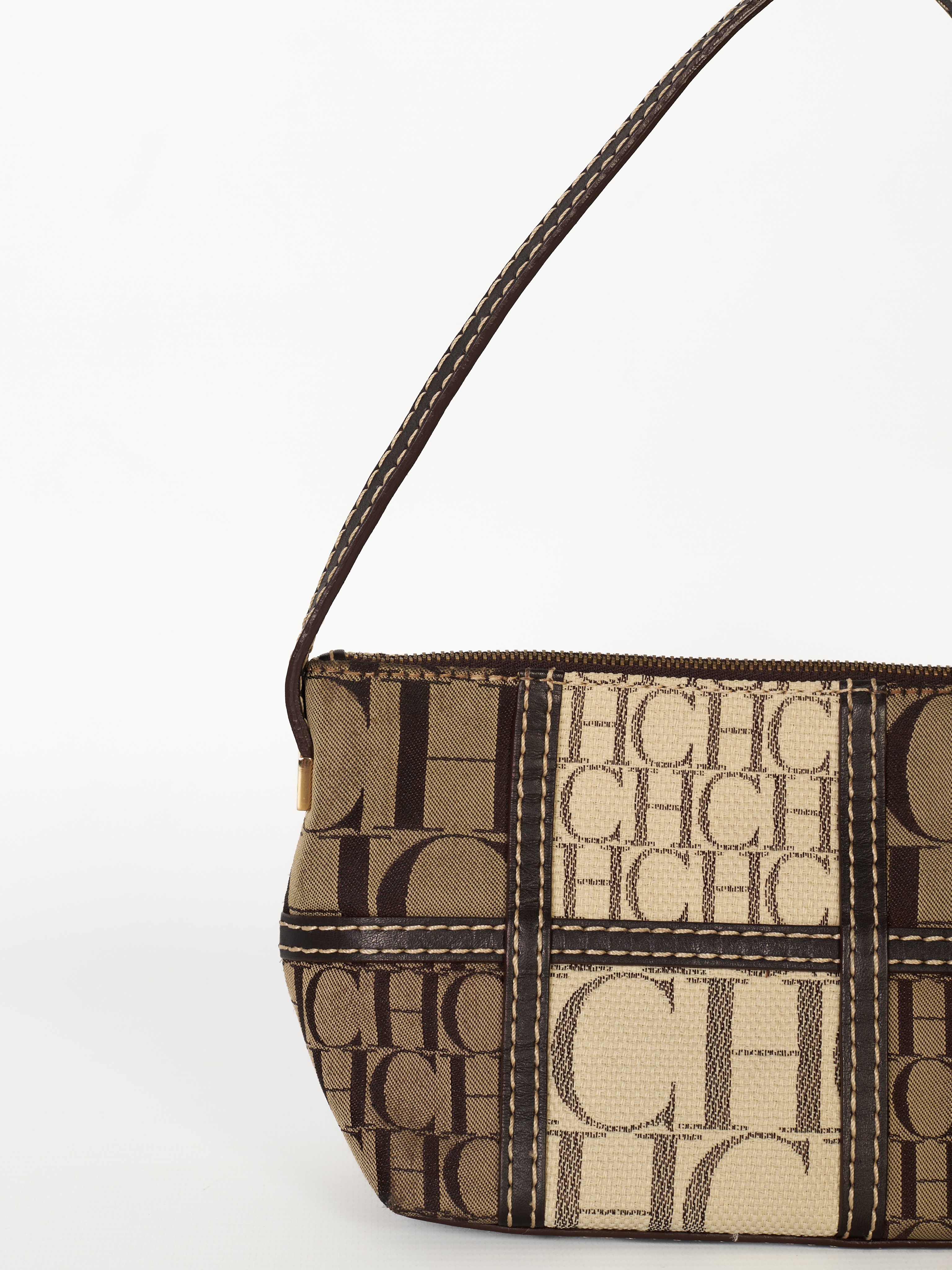 Fan de las mini bags, esta es tu señal 🙌🏻
Encontrá esta y otras opciones de lujo en nuestro catálogo.
No somos socios comerciales de las marcas consignadas.
#carolinaherrera #secondhand #luxurybags #thecircleboutique