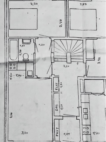 ✍️ Een nieuwe opdracht waar ik echt energie van krijg.
Een bestaande studio en appartement volledig herdenken en restylen met als doel om een verouderde indeling om te vormen tot een hedendaagse, rustige en logisch opgebouwde leefomgeving.
🧐 Bij de start werd snel duidelijk waar de uitdagingen lagen: weinig flow, te weinig slaapkamers, beperkte badkamers en ruimtes die niet meer aansloten bij hoe we vandaag leven.
Alles voelde versnipperd en onnodig complex.
🤓 Ik heb daarom de volledige indeling opnieuw opgebouwd. Meer rust, meer logica, meer licht.
Door functies te herschikken en de circulatie te optimaliseren, kon ik extra slaapkamers en badkamers integreren zonder in te boeten aan comfort of openheid. De ergonomie is verbeterd, de looplijnen zijn helder en elke vierkante meter krijgt opnieuw betekenis.
Het wordt een transformatie die zowel praktisch als esthetisch het verschil maakt. Een studio en appartement die opnieuw ademen en klaar zijn voor de toekomst.
😊Binnenkort deel ik de eerste visuals van de nieuwe plannen.
#interieurdesign #renovatieproject
#restyling #knokkeheist #beforeandafter #spatialdesign #modernliving #designwithpurpose