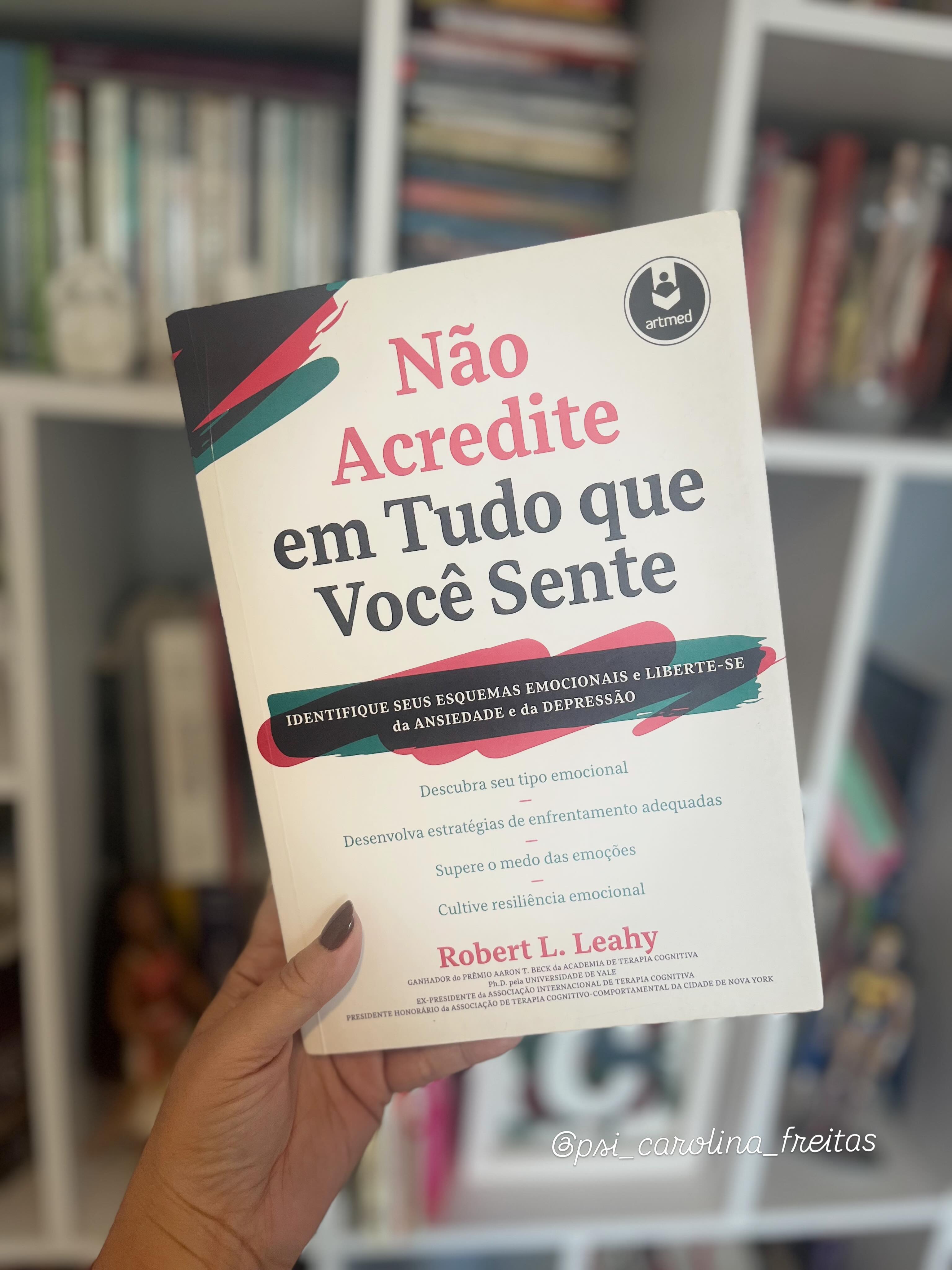 Você já teve a sensação de que as suas emoções iam te engolir?
Quando a ansiedade aperta, é muito comum que o nosso primeiro impulso seja tentar lutar contra ela ou fugir desesperadamente do que estamos sentindo. Começam a surgir pensamentos como: “Eu não posso demonstrar fraqueza”, “Essa angústia nunca vai passar” ou “Tem algo muito errado comigo por eu me sentir assim”.
O problema é que, ao tentar controlar ou silenciar a ansiedade a todo custo, acabamos criando um segundo problema: o medo de sentir. Ficamos ansiosos por estarmos ansiosos.
Neste livro psicólogo Robert Leahy traz uma virada de chave fundamental: o que nos adoece não é a emoção em si, mas as histórias e julgamentos que criamos sobre ela.
Lembrete: Se você sente que a ansiedade tem ditado as regras da sua vida e quer aprender a construir uma relação mais leve com as suas emoções, saiba que a psicoterapia é um espaço seguro exatamente para isso.
Referência: LEAHY, Robert L. Não acredite em tudo que você sente: identifique seus esquemas emocionais e liberte-se da ansiedade e da depressão. Tradução: Sandra Maria Mallmann da Rosa. Porto Alegre: Artmed, 2021.
#ansiedade #psicologia #saudemental #psicologacarolinafreitas