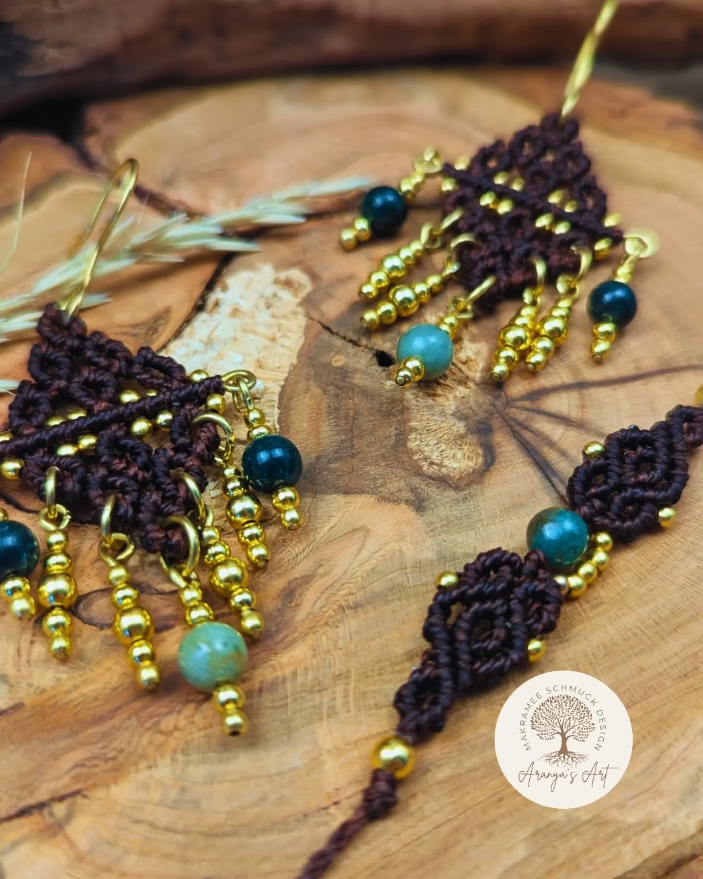 Handgefertigte Schmuckstücke sind mehr als nur Accessoires – sie tragen ein Gefühl in sich ✨
In meiner gestrigen Story habe ich euch ja erzählt, dass ich eine kleine Insta Auszeit brauchte – um den Kopf frei zu bekommen. Ich danke euch für euer Verständnis und den vielen lieben Nachrichten die ihr mir geschickt habt
🫂💖🫶🏼
🧘🏼♀️Diese Makramee Ohrringe sind gestern entstanden, sie vereinen Ruhe, warme Boho Vibes mit natürlicher Eleganz.
✨Messing, feine Knoten und ausgewählte Indische Achat Perlen machen dieses Paar zu einem kleinen Unikat voller Charakter.
🌿Trotz ihrer auffälligen Form sind sie angenehm leicht zu tragen und verleihen deinem Outfit sofort einen einzigartigen Boho Look.
🏖️Perfekt abgestimmte zu den Boho Beach Layering Halsketten und Armbänder 🌅
🏞️🌈Für Freigeister, Naturliebhaberinnen und alle, die handgemachten Schmuck mit Charakter lieben
Die kleine Auszeit hat mir echt gut getan und habe viel darüber nachgedacht wie ich in meine Leidenschaft , meine Schmuckstücke und meine Liebe zur Natur mit euch teilen kann ohne von ständigen Druck des Algorithmus ausgesaugt zu werden.🏞️✨
🤔Wie ist das bei dir? Hast du manchmal auch das Gefühl das dich der Druck, das ewige scrollen auf Insta erschöpft? 😶🌫️
Schreib mir in den Kommentaren und vielleicht hast du ja einen Tipp für mich 💝
💖Herzliche Grüße
und habt einen wunderschönen Tag ✨ 🏞️
Eure Katharina
