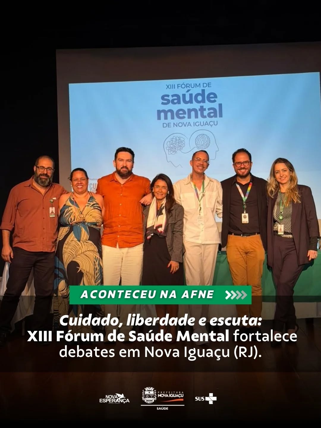 No dia 28 de maio de 2026, convidados, palestrantes e membros da AFNE participaram do XIII Fórum de Saúde Mental de Nova Iguaçu, um espaço potente de escuta, reflexão e troca sobre os limites éticos do cuidado em liberdade.
Ao longo do encontro, o fórum trouxe discussões fundamentais para quem acredita em uma clínica comprometida com direitos, autonomia e dignidade. Questões como “quando a liberdade encontra o risco, quem define esse risco?”, “até onde vai o cuidado e onde começa o excesso de monitoramento?” e “o que acolhe e o que violenta na relação entre profissionais e usuários dos serviços?” conduziram os debates e ampliaram reflexões sobre o cuidado em saúde mental.
Um dos momentos mais marcantes foi a mesa composta exclusivamente por usuários dos serviços de saúde mental, que compartilharam experiências, incômodos e reflexões que muitas vezes não encontram espaço de escuta verdadeira. As falas reforçaram a importância do protagonismo dos usuários e da construção de práticas cada vez mais humanizadas, inclusivas e pautadas no respeito à liberdade.
Além dos debates e trocas de experiências, o evento também contou com apresentações alegres e cheias de samba, proporcionando momentos de integração, cultura e celebração da vida, fortalecendo ainda mais os vínculos entre os participantes.
#SaúdeMental #ForumDeSaudeMental #NovaIguaçu #TimeAFNE
#ParaTodosVerem: Sequência de fotos registradas durante o XIII Fórum de Saúde Mental de Nova Iguaçu (RJ), realizado em um auditório com palco, telão e mesas de debates. As imagens mostram profissionais, participantes e convidados reunidos em momentos de palestras, apresentações e registros coletivos, destacando interação, escuta e troca de experiências sobre cuidado em saúde mental. Também aparecem painéis com desenhos, mensagens sobre liberdade e luta antimanicomial, além de grupos posando para fotos em clima acolhedor e de celebração do encontro.