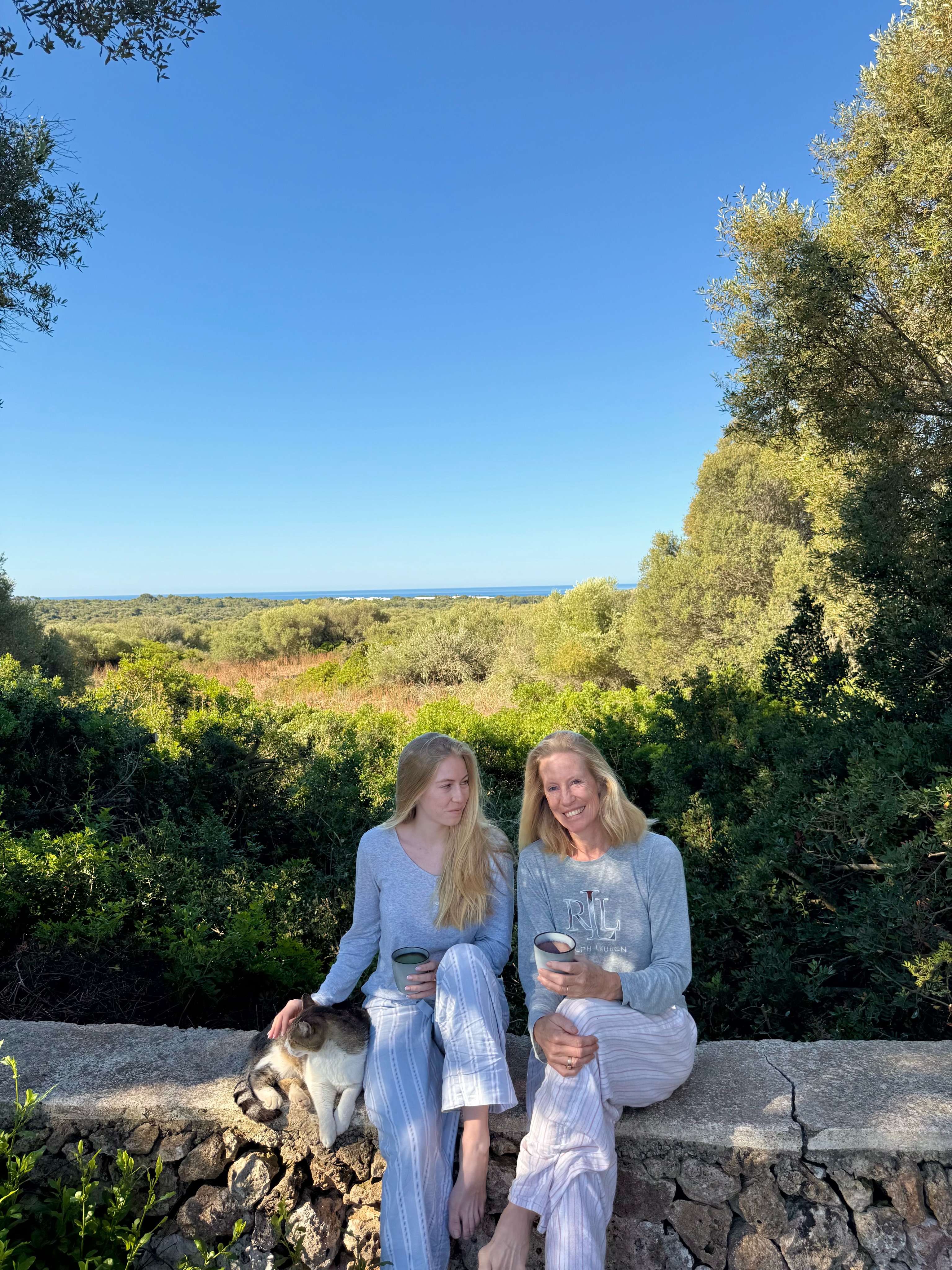 La team NUTRIKETO en vacances
Les vacances pour Chloë🏝️🏝️🏝️
Toute l’année je consacre beaucoup d’énergie à bien manger, bien dormir, gérer le stress, me bouger au quotidien, jeûner…
Mais c’est devenu une routine et donc sans charge mentale.
En vacances, je lâche prise, je profite en pleine conscience sans culpabilité!
🍉 je mange plus de glucides, principalement sous forme de fruits
🏄♂️je ne jeûne pas
🧁au restaurant, ça m’arrive de prendre un dessert
🏋️♀️ un jour sur deux, je cours, le lendemain je fais 1h de muscu
🌴je marche beaucoup
🐬je nage, je lis, je me repose, je passe du temps en famille
📚je travaille sur des nouveaux projets
Les vacances pour Lauren 🏝️🏝️🏝️
Un peu pareil que maman, sauf que moi je me laisse (trop) souvent tenter par des petits snacks devant la télé le soir! 🙊
Un peu moins de motivation pour garder une routine de sport régulière, même si j’y arrive en début de voyage (à la fin, on oublie 😅), et je bois parfois un peu d’alcool (un verre de vin ou champagne), alors que je ne bois pas à la maison !
J’adore marcher, lire, boire des cafés, passer du temps avec les animaux, et me faire masser🩷
Et vous, elles ressemblent à quoi vos vacances?