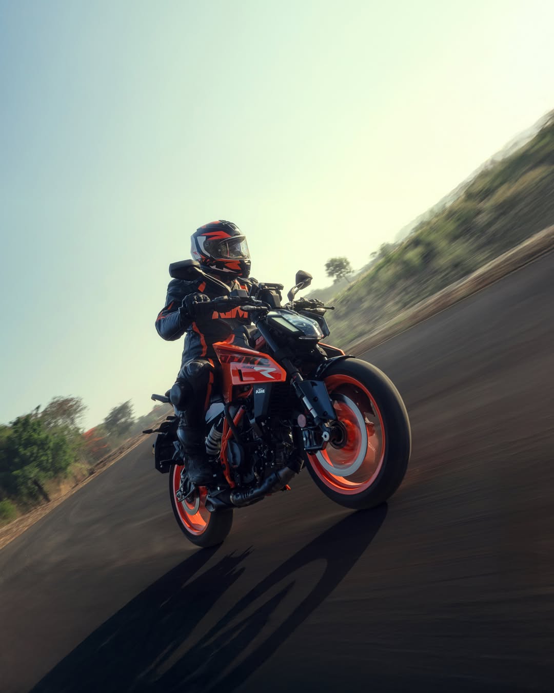 With 46 PS and 39 Nm on tap, the only thing that can keep pace with the KTM 390 DUKE R is its own shadow.
#KTM #KTMIndia #KTM390DukeR #ReadyToRace
.
.
KTM Husqvarna Adyar