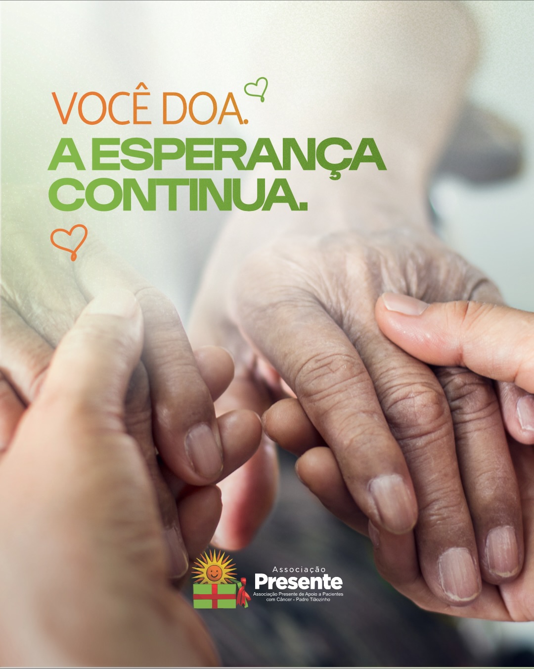 Existem lutas que ninguém deveria enfrentar sozinho. 💛
Todos os dias, a Associação Presente acolhe pacientes em tratamento contra o câncer e seus acompanhantes com cuidado, dignidade e esperança. Aqui, oferecemos apoio que vai muito além da hospedagem: são refeições, transporte, assistência multiprofissional, carinho e um lugar seguro para quem está atravessando o deserto do câncer.
Mas para que esse trabalho continue acontecendo, precisamos da sua ajuda.
Cada doação faz diferença. Cada gesto de solidariedade ajuda a manter portas abertas, refeições servidas e vidas acolhidas. ✨
Doe amor. Doe cuidado. Doe esperança.
Ajude a Associação Presente a continuar transformando vidas todos os dias. 🤝💛