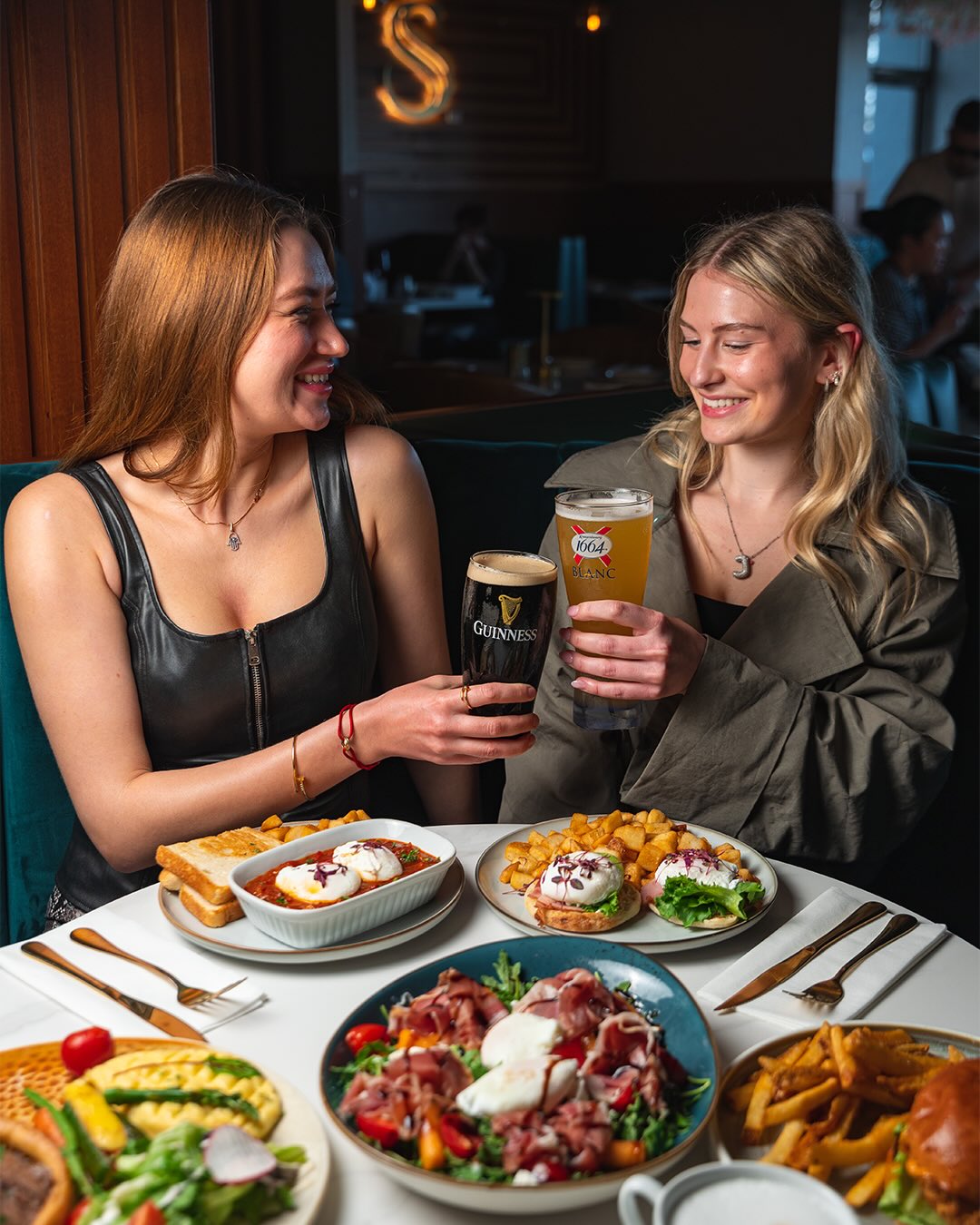 The kind of dining experience that makes another round feel obvious.
For Reservations & Info:
📞 905-333-6627
🔗 https://www.squires.pub/reservations
📍 3537 Fairview St, Burlington, ON