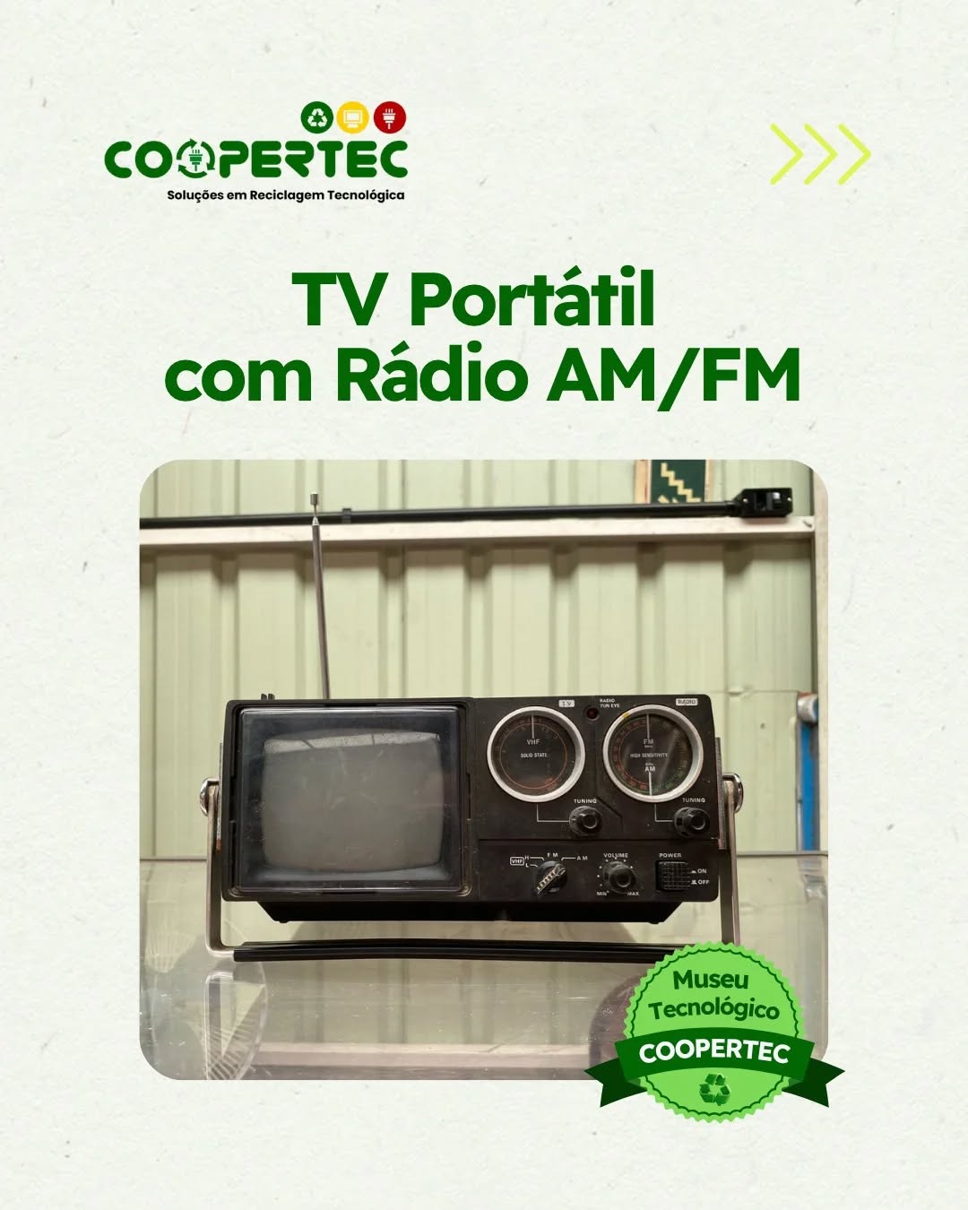 Você lembra do ritual de esticar a antena para o sinal não chiar? 📺✨
Hoje apresentamos o segundo item do acervo do nosso museu tecnológico: a TV Portátil com Rádio AM/FM, um clássico das décadas de 70 e 80.
Muito antes das telas de alta definição e do streaming na palma da mão, levar o entretenimento para fora de casa dependia dessa engenharia analógica.
Mais do que despertar nostalgia, essa peça nos mostra a velocidade da evolução dos circuitos e componentes que hoje cabem no nosso bolso. Guardar essa história nos ajuda a entender a complexidade dos materiais que descartamos e a importância de dar o destino correto a eles.
Garantir que os eletrônicos de ontem e de hoje não virem poluição ambiental é o que nos move na Coopertec.
Conta para a gente aqui nos comentários: você chegou a conhecer ou usar uma dessas? 📱👇
#Coopertec #MuseuTecnologico #EvolucaoTecnologica #Nostalgia #LogisticaReversa