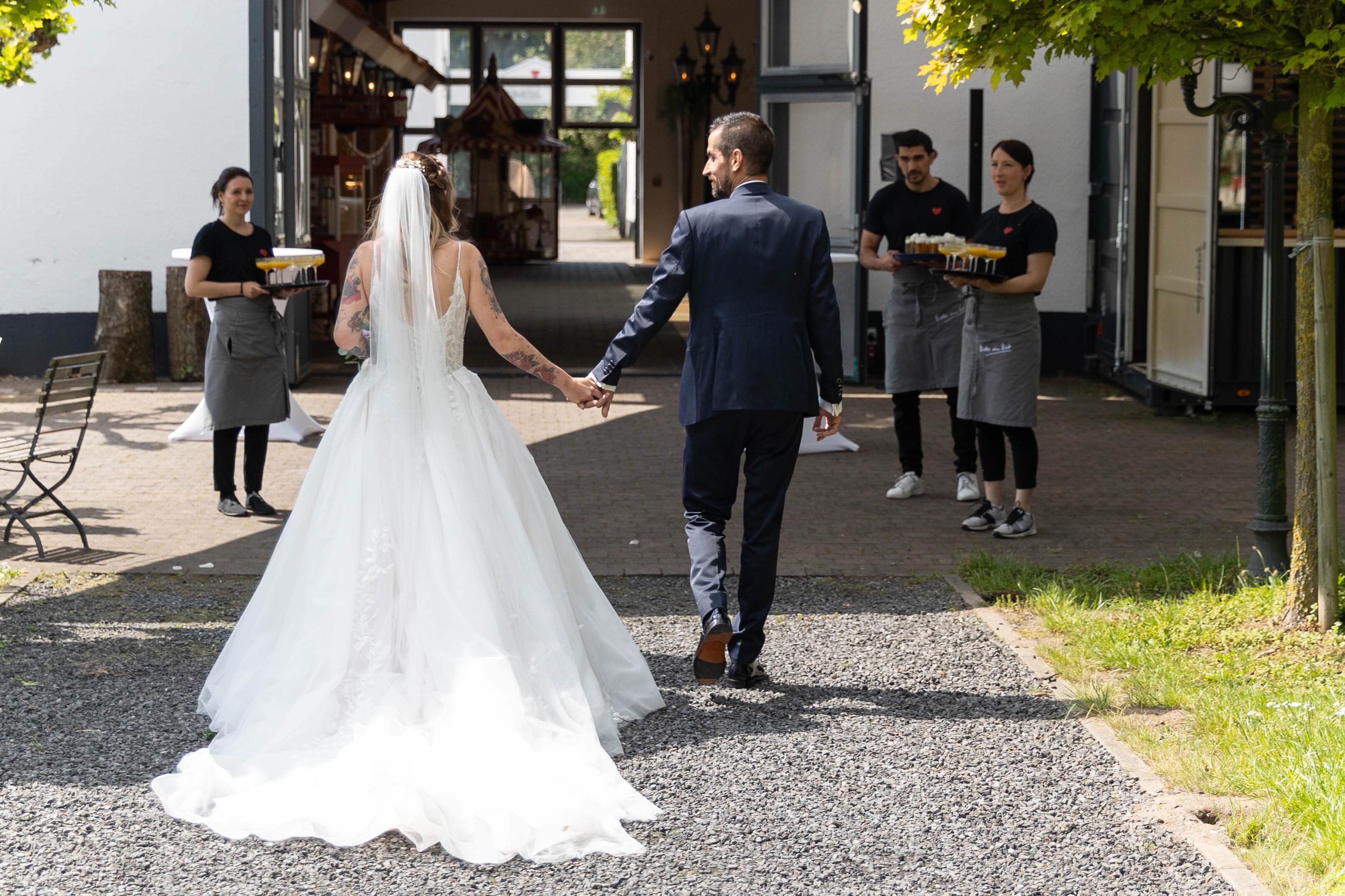 Auf die ersten Minuten als Ehepaar – danke, dass wir Teil davon sein durften 🥂
📸 : @dennis_schmitt_fotografie
#HausamSeeGochNess #Hochzeitslocation #Sektempfang