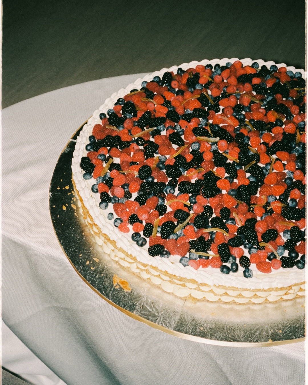 we’re still thinking about this giant tart and all the sweet details ✨ mix of digital and film 🎞️
photo: @rayastudios_
florals: @secretsfloral
hair and makeup: @beautia.ca
cake/tart: @francescabakery