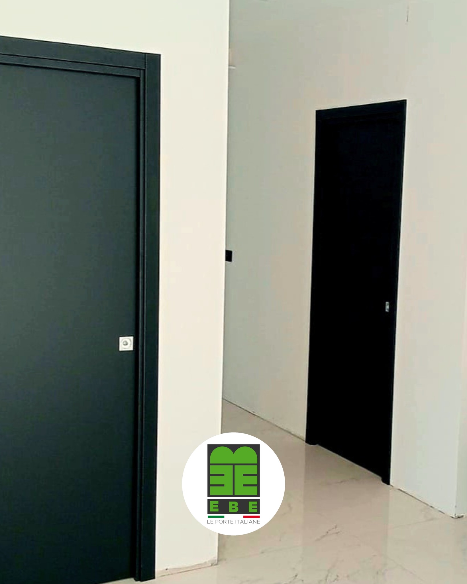 Il nero è una scelta di carattere.
Non è per tutti, ma è per chi sa cosa vuole. 🌑
Molti rinunciano al nero per timore che renda la casa buia.
In Ebe Porte ti mostriamo come usarlo per creare profondità e un'eleganza senza tempo.
Che sia una finitura opaca "deep black" o un raffinato profilo in alluminio nero per le tue vetrate, il risultato è sempre lo stesso: wow.
Perché scegliere il nero da noi?
✅ Finiture anti-impronta: addio ai segni delle dita (fondamentale!).
✅ Resistenza: verniciature e laminati di alta qualità che non sbiadiscono.
✅ Abbinamenti: ti aiutiamo a scegliere la maniglia perfetta per completare il look.
👉 Sei un amante del Dark Mode anche in casa?
Visita il nostro sito per ispirarti o vieni a trovarci a Cercenasco!
#EbePorte #BlackDesign #PorteNere #InteriorDesign #TotalBlackHome