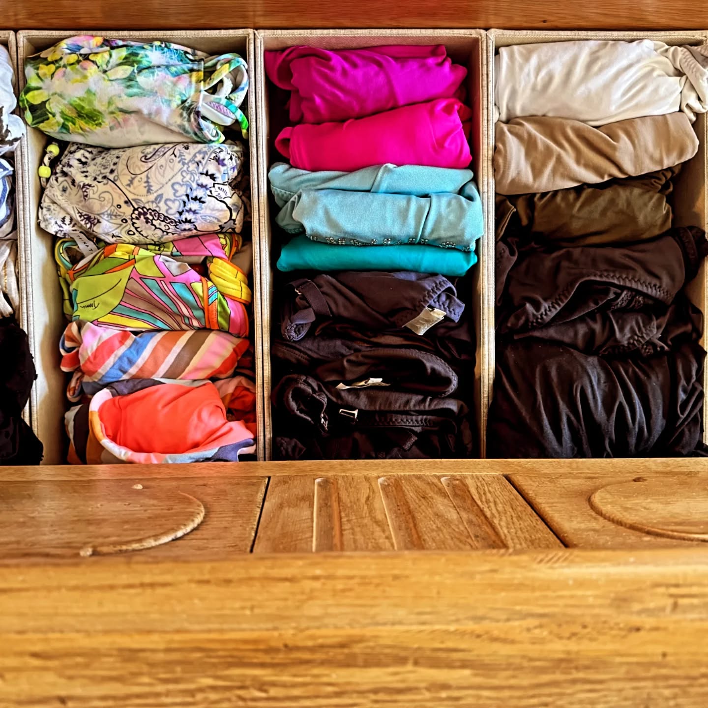 It’s easier to take stock of your summer essentials if you can see everything.
#filefoldingmethod
#professionalorganizer
#bayareaorganizer #organizeyourcloset #amscotthome