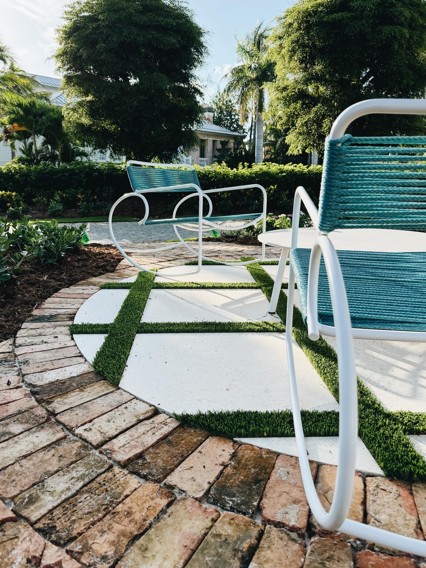 The perfect setting for the Walter Lamb Outdoor Rockers from @brownjordan1945 | The layering and the legacy continue… | Let’s go! | @landgraphics_sancap @jfsmithbuildingcontractors #exteriordesign #landscapedesigns #outdoorliving #thedesigncoach
Image capture: @amberione
