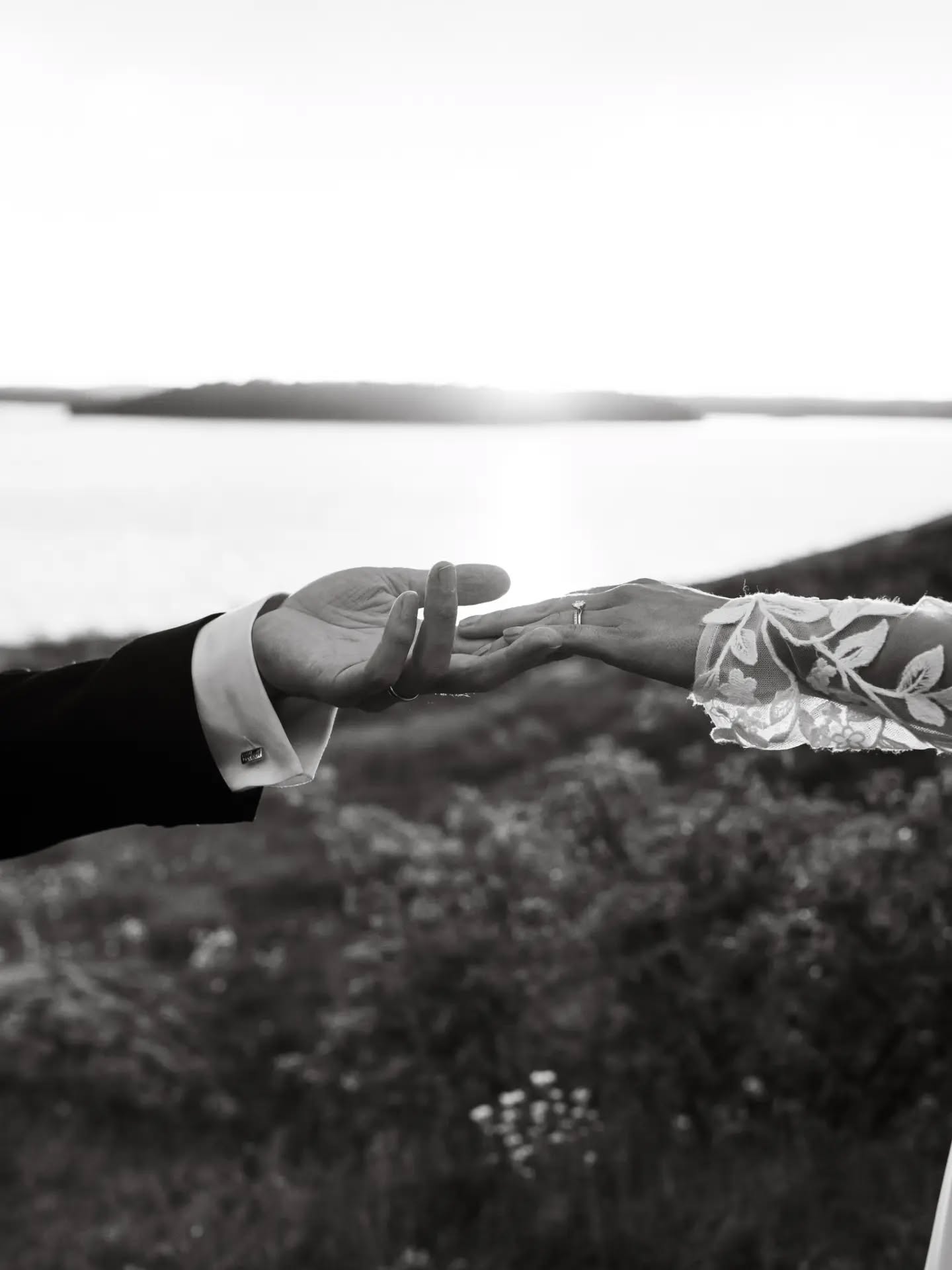 Helgens bröllop golvade mig! ✨️
Det bjöd på så mycket underbart. Underbart brudpar, fantastiska människor, en miljö to die for, stormande hav, gassande sol, skärgårdsvindar och regn. Bruden *och jag tbh* manifesterade golden hour och precis när solen höll på att gå ner bakom en ö skingrades molnen och hela världen drunknade i ett magiskt guldfärgat dis. ☀️ Vi hann precis med vår golden gour-session innan det disiga solljuset fylldes av regndroppar igen och vi fick fly tillbaka in till gästerna. Magi så långt ögat kunde nå och en fantastisk start på bröllopssäsongen! 😍
Fick nypa mig i armen när jag gick ner i mörkret mot båten hem medan gästerna röjde på dansgolvet. Dröm! ♡
Följ @johannaellen.weddings för mer bröllop! 🙌
#bröllopsfotografstockholm #bröllopsfotograf #bröllop2027 #bröllop2028 #drömbröllop