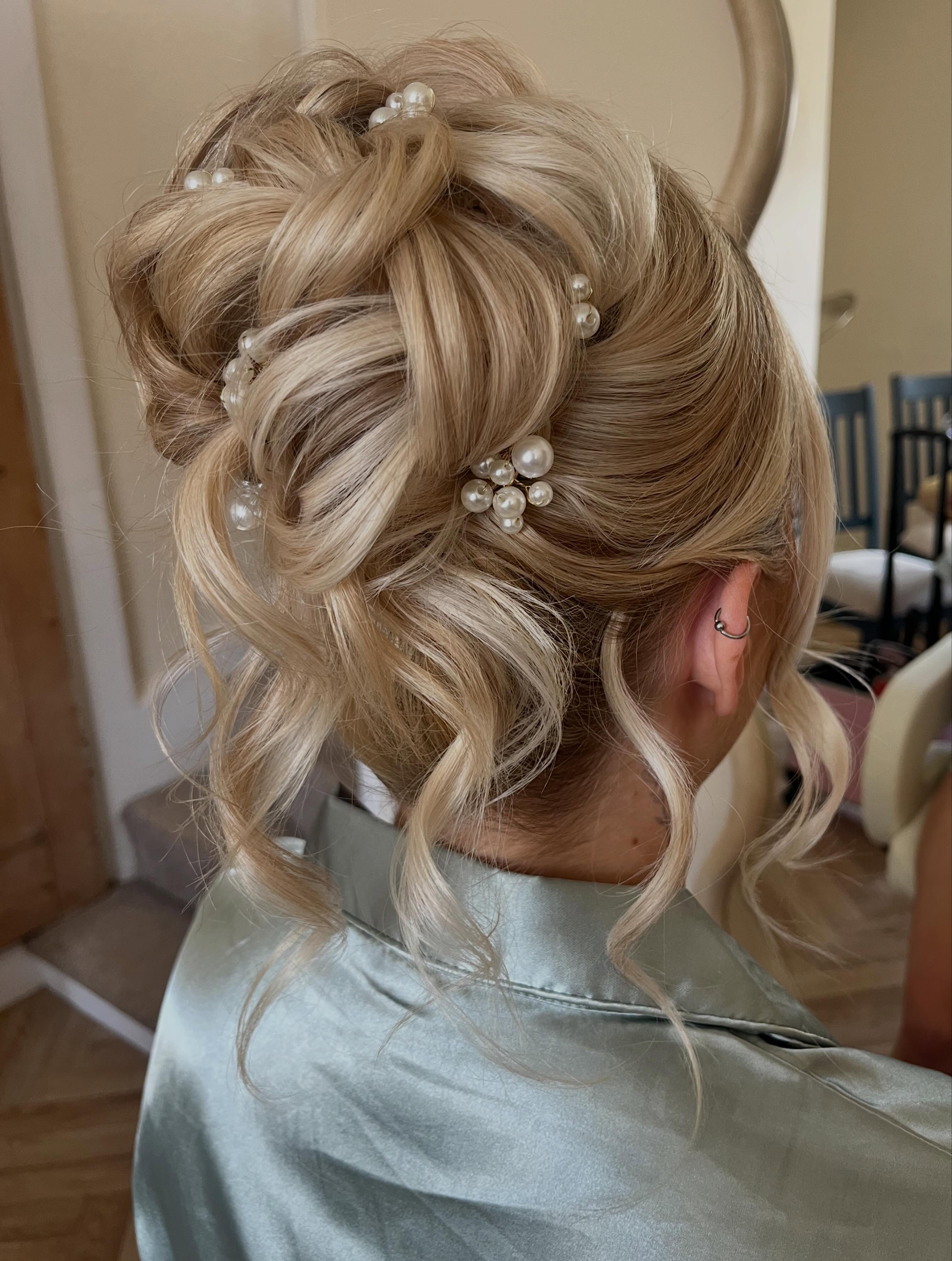 Just one of the 20 hairstyles from the bank holiday weekend and what a beauty she was â¨đ¤â¨
#cliphairweddingawards26 #leicestershireweddings #weddinghairleicestershire #bridehairleicester #leicesterweddinghairstylist