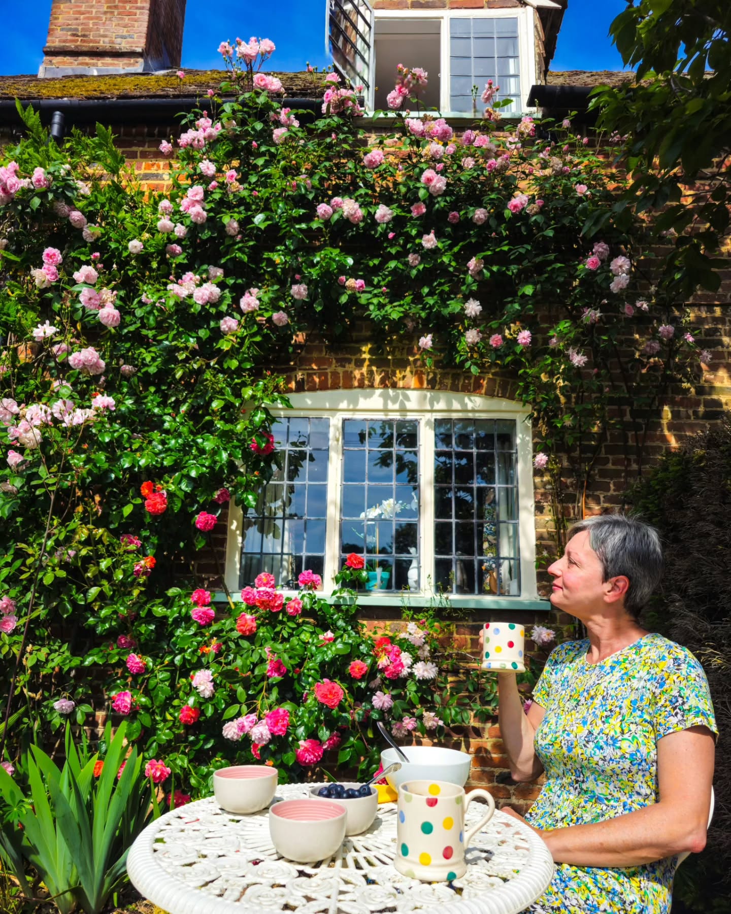 Cos'è la felicità? Ovviamente, è qualcosa di diverso per ogni persona. Per me, felicità è anche fare colazione con calma in una bella giornata di sole godendomi la vista e il profumo delle mie rose in fiore. 🌹
Ogni anno, la prima settimana di giugno mi regala questo spettacolo meraviglioso: un'immagine senza tempo, che racchiude in modo perfetto tutto quello che amo del mondo della campagna inglese.⚘️
E per voi, cos'è la felicità? ❤️
#passionecampagnainglese #rose #primavera #cottage #campagnainglese roses englishcountryside