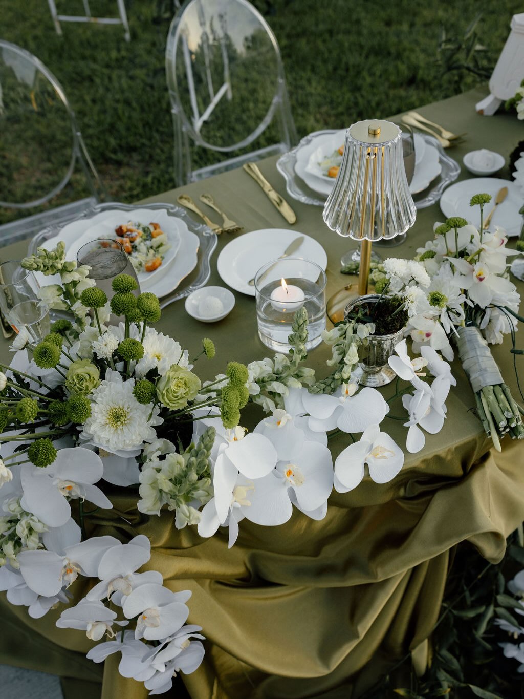 Outdoor summer tablescape inspo you didn’t know you needed ✨
An evening under the Texas sunset, layered textures, candlelight, and the kind of table that makes guests stay a little longer 🤍
Ro Manor was made for moments like these.
#RoManor #TexasWeddingVenue #WeddingTablescape #OutdoorReception #WeddingInspo