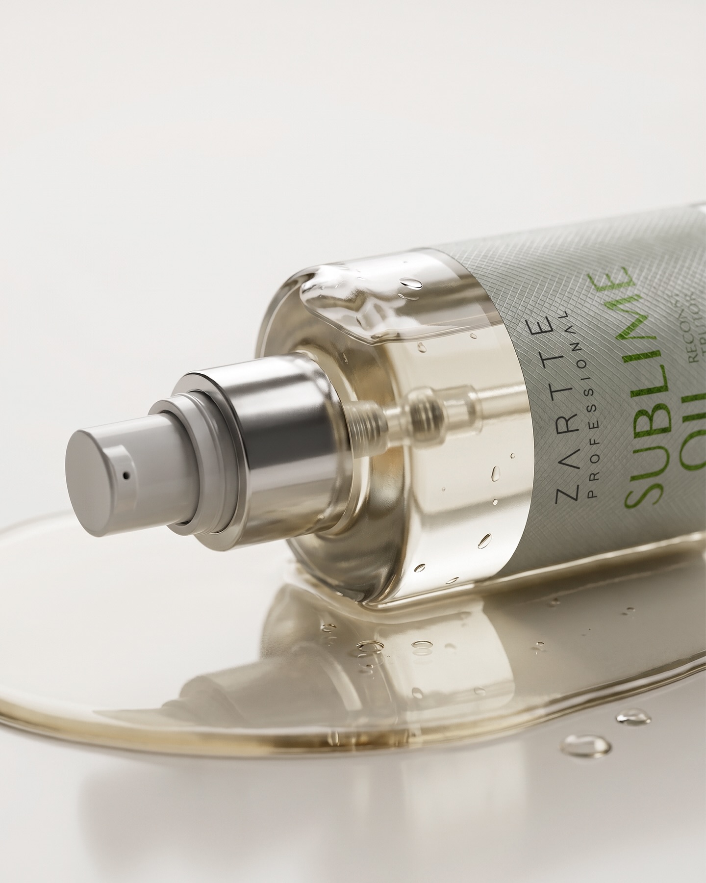 Brilho, alinhamento e proteção no mesmo cuidado.
O Sublime Oil ajuda a controlar o frizz, proteger o fio das agressões diárias e devolver um toque mais macio e sedoso ao cabelo.
Um finalizador indispensável na bancada de quem busca resultado e percepção de tratamento.