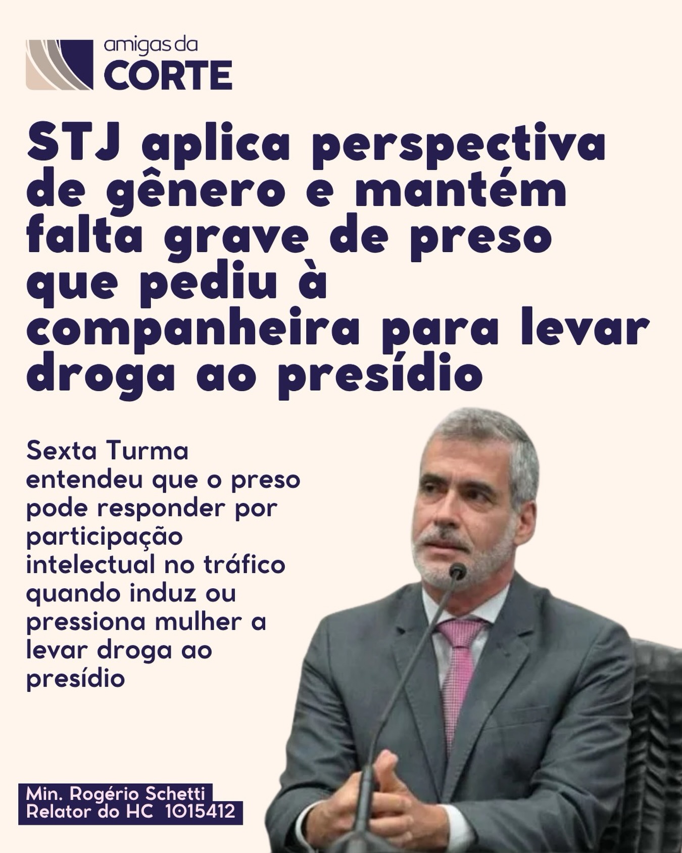 A Sexta Turma do STJ manteve o reconhecimento de falta grave imputada a um preso que admitiu ter pedido à companheira para levar droga ao presídio. A mulher foi flagrada com maconha durante a revista para ingresso na unidade prisional, e o apenado declarou que era usuário, que havia solicitado a droga e que chegou a ameaçá-la de exclusão da lista de visitantes caso ela se recusasse.
No julgamento do HC 1015412, o relator, ministro Rogerio Schietti Cruz, propôs a revisão da compreensão segundo a qual, nesses casos, a conduta do preso seria mero ato preparatório ou insuficiente para responsabilização. Para o ministro, quando o apenado encomenda a droga, induz ou pressiona a visitante a transportá-la, sua conduta pode configurar participação intelectual no crime de tráfico, nos termos do art. 29 do Código Penal, pois o crime se consuma com a prática de qualquer dos verbos do art. 33 da Lei de Drogas.
A decisão também teve como fundamento a perspectiva de gênero. O relator destacou que punir apenas a mulher flagrada tentando ingressar com a droga no presídio, sem responsabilizar quem a induziu ou se beneficiaria da conduta, pode reproduzir seletividade punitiva e desigualdade de gênero. Segundo ele, é necessário considerar que muitas mulheres, em contextos de vulnerabilidade afetiva, dependência ou coação, são utilizadas como instrumentos para a entrada de drogas em unidades prisionais.
Para a Sexta Turma, a aplicação da perspectiva de gênero não busca ampliar o encarceramento, mas permitir resposta jurídica proporcional também em relação àquele que incentiva, pressiona ou se aproveita da situação de vulnerabilidade da visitante. Assim, o habeas corpus foi negado por unanimidade, mantendo-se a falta grave reconhecida contra o preso.