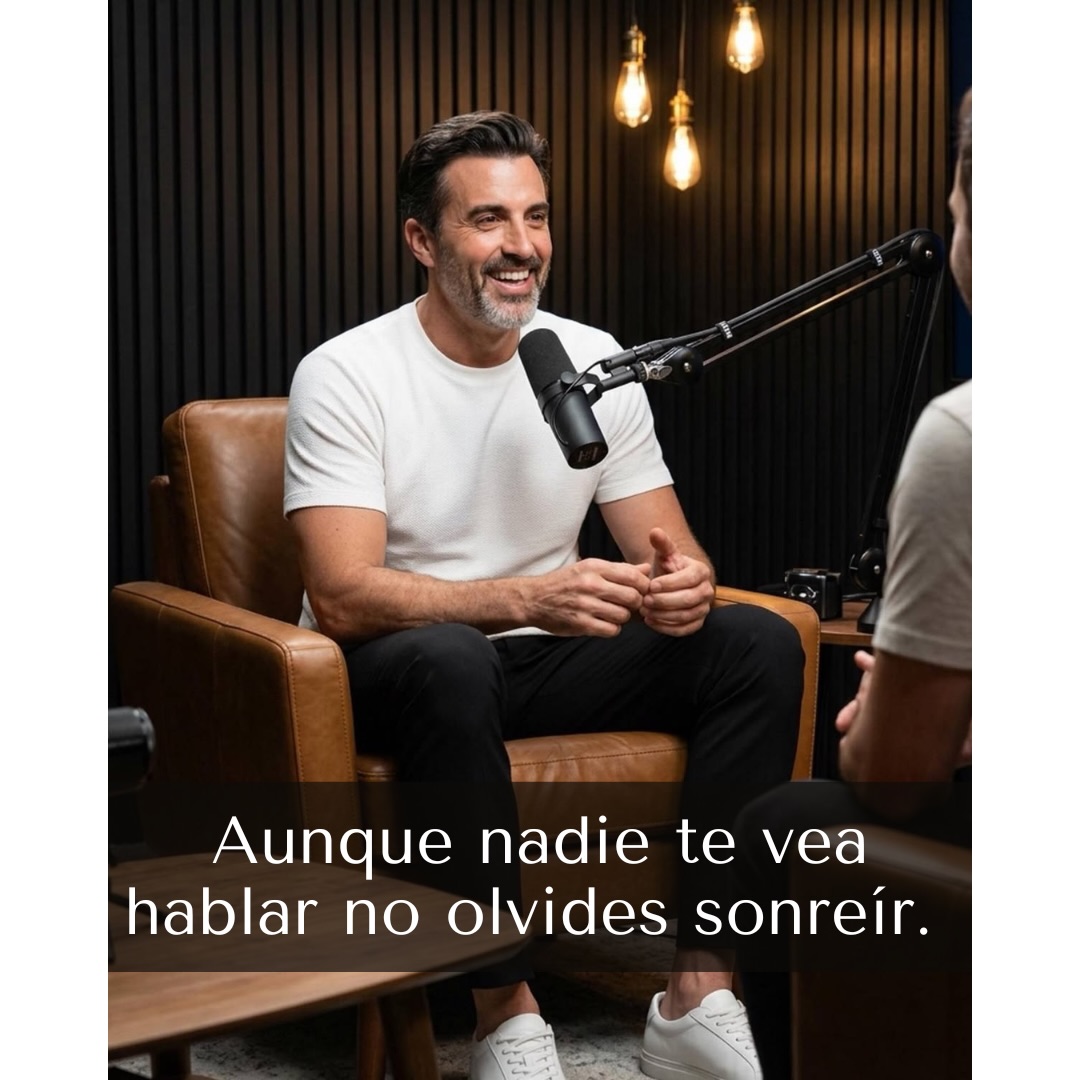 ✨ La sonrisa se escucha.
🚨CORRE A MIS STORIES! Les tengo una sorpresa 🚨
Cuando sonríes mientras hablas, tu voz cambia.
Suena más cálida, cercana, amable y positiva.
Aunque la otra persona no pueda verte, percibe esa energía a través de tu tono de voz.
Por eso, si tienes:
📞 llamadas de trabajo
🎙️ entrevistas
🎧 podcasts
💻 reuniones virtuales
📱 notas de voz
No olvides sonreír.
Es uno de los cambios más simples que puedes hacer para proyectar confianza, cercanía y una mejor imagen verbal.
“Haz la prueba: sonríe mientras grabas una nota de voz y luego graba otra sin sonreír. ¿Notas la diferencia?”
👇 Cuéntamelo en los comentarios.
📌 Guarda este post para recordarlo antes de tu próxima llamada importante.