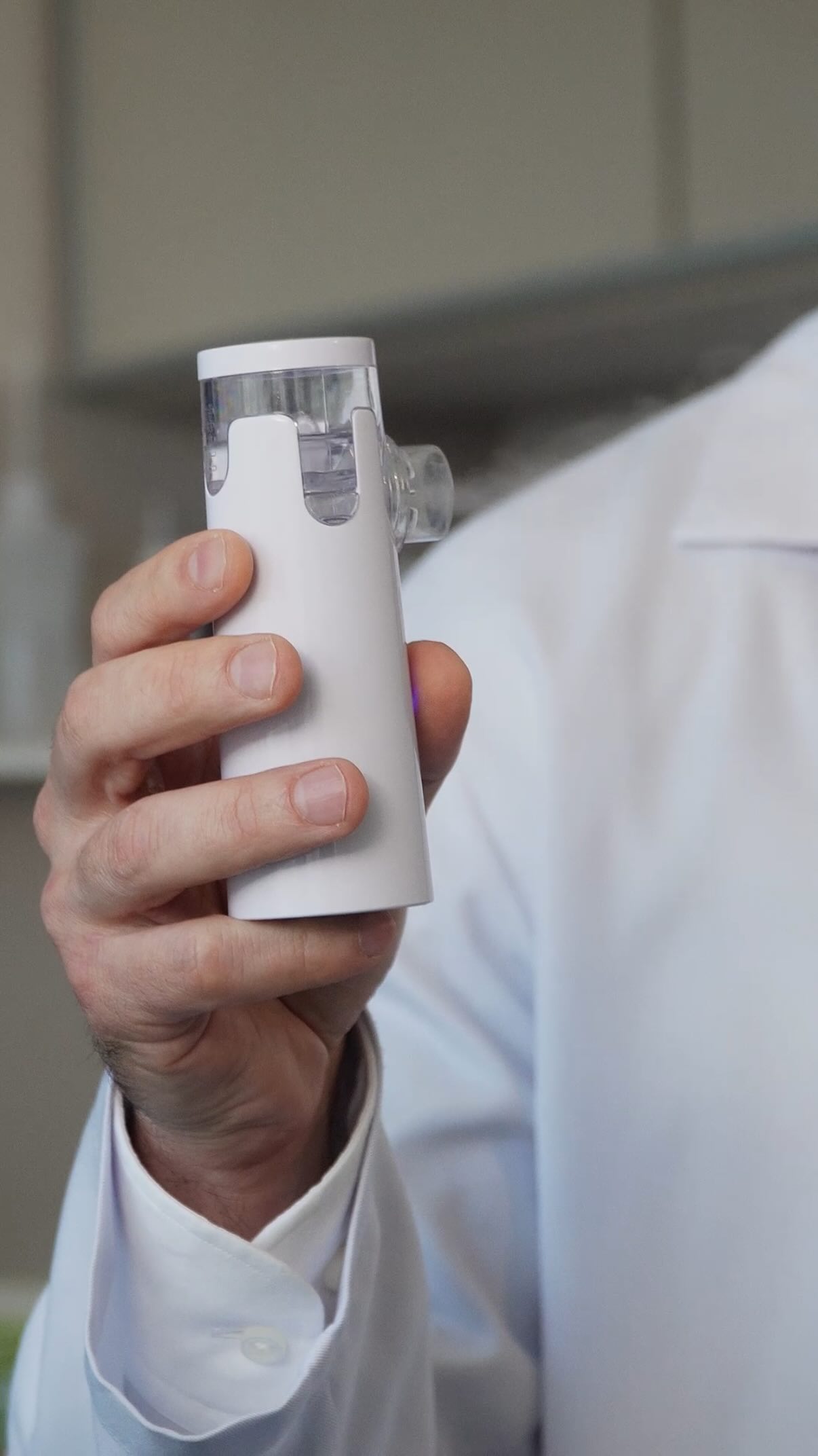A nebulização com soro fisiológico pode ser uma grande aliada da saúde vocal, principalmente para quem usa muito a voz no dia a dia.
Esse aparelho portátil ajuda a levar o vapor de soro diretamente até as pregas vocais, favorecendo a lubrificação da mucosa e reduzindo o atrito entre elas durante a fala. O resultado pode ser uma voz mais confortável e menos esforço vocal.
Além disso, manter as pregas vocais hidratadas também contribui para uma melhor vibração da voz.
Mas atenção: rouquidão frequente, cansaço ao falar ou alterações na voz não devem ser ignoradas. Quanto antes o problema é identificado, mais simples costuma ser o tratamento.