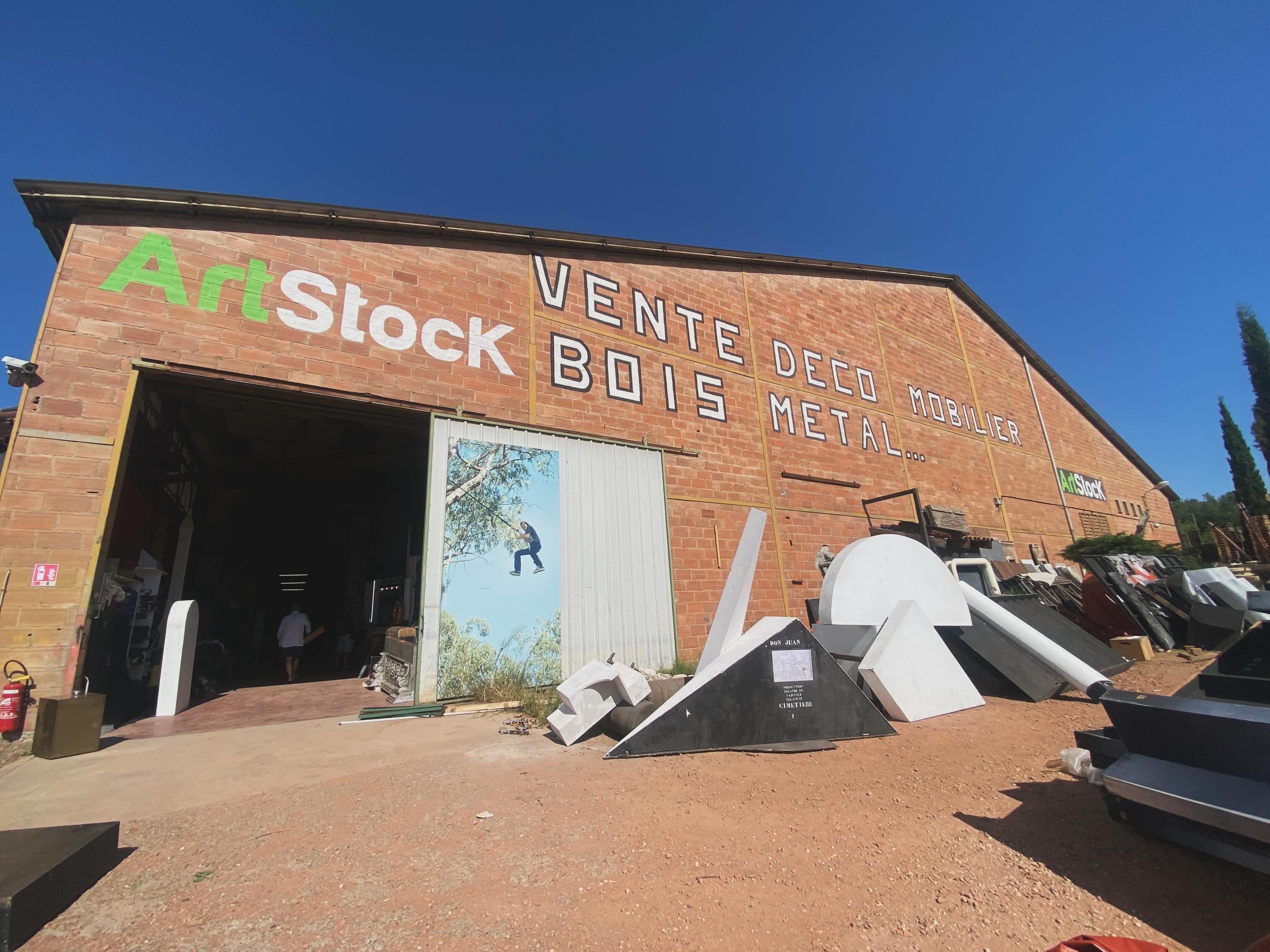 ♻️ A revisit to @artstock_asso ♻️
This superb project teaches us how to recycle & reuse large scale event materials, building a circular economy for the arts and entertainment industry.
As part of our work on Y Bont International we are connecting and learning new skills around event production & the ecosystems that underpin them.
🏴 🇫🇷 🇪🇸
Merci @artstock_asso ♻️