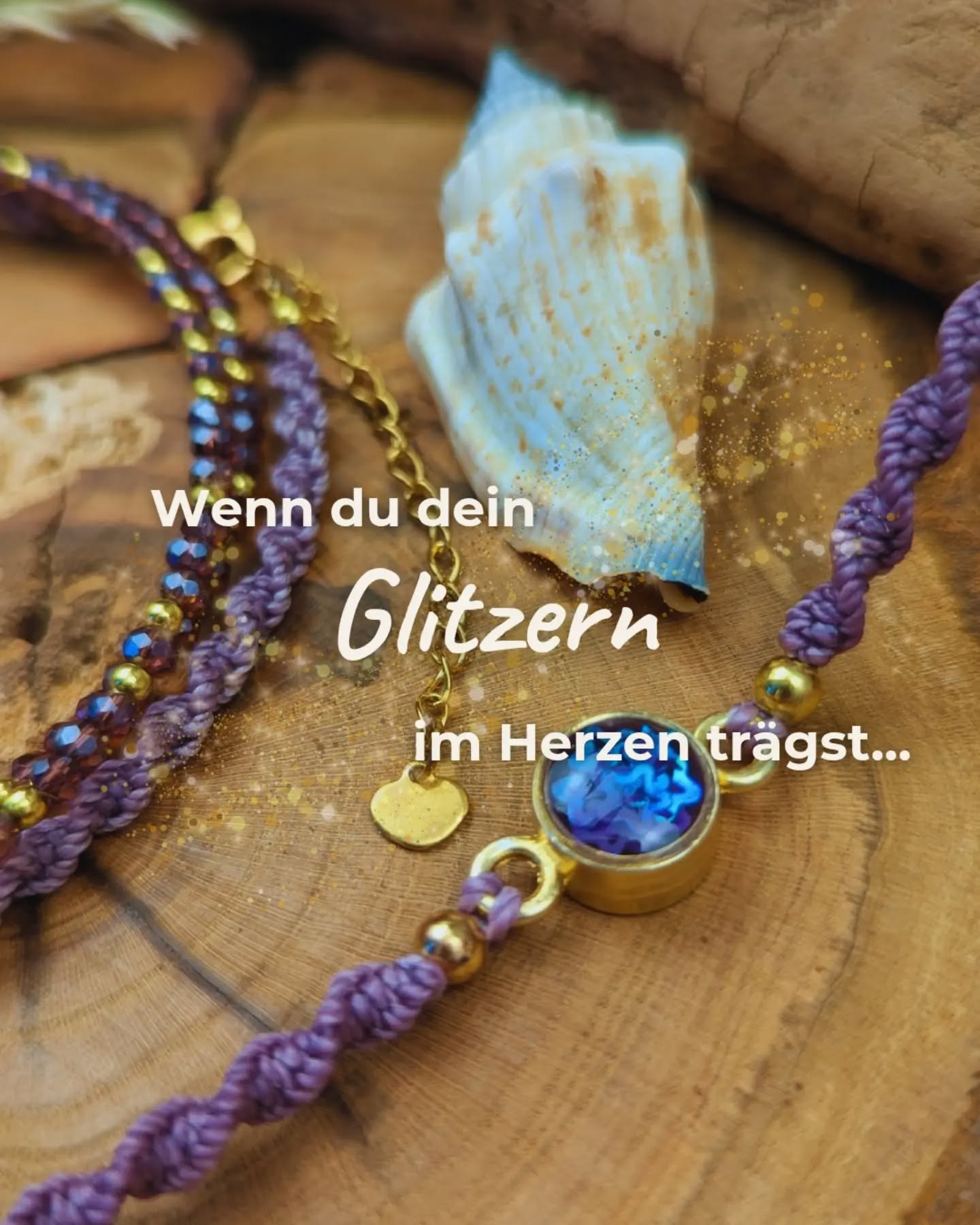 ✨Spüre das Glitzern in dir✨
Zwischen To-do-Listen, Regenwolken und dem Lärm der Welt, der lauter ist als unser eigenes Herz.
vergessen wir oft auf unser eigenes Glitzern.
Wir vergessen, dass tief in uns Sterne liegen.
Wir vergessen, das wir das Licht nicht im außen finden, sondern in uns selbst.
🧘🏼♀️💖Diese Armbänder sind heute für dich und für mich entstanden,
nicht als Schmuck 💫sondern als Anker.💫
Als zarter Glitzer um unser Handgelenk, der uns an grauen Tagen zuflüstert:
Erinnere dich.
An das Strahlen, das nur du in die Welt bringen kannst.
An die Kraft, die leise in dir ruht.
An den Mut, dein Glitzern nicht länger in dir einzuschließen.
Egal, ob es im außen oder in die stürmt.
Dein Licht geht nicht aus. Es wartet nur darauf, dass du es wieder findest. Dass du es wieder fühlst. Dass du es wieder lebst.
Diese Armbänder sind dafür da.
Um dich zu erinnern.
Bei jedem Blick auf dein Handgelenk.
Bei jedem Atemzug.
Trage dein Glitzern nach außen.
Trau dich zu leuchten.
Die Welt braucht dein Strahlen.
Und du brauchst es auch.
Für deine Regentage.
Für deine Sonnentage.
Für DICH 💖.
Du bist wundervoll und voller Glitzer ✨💫💖
Jetzt ist die Zeit, dich daran zu erinnern.
💖💖💖💖💖💖
Reminder
Armband Makramee
Spiritueller Schmuck Bedeutung
Geschenk für die Seele
Boho Schmuck mit Sinn
Armband Selbstliebe stärken
💖💖💖💖💖💖
#inneresleuchten #erinneredich #seelenschmuck #tragedeinlicht #handgeknüpfteenergie