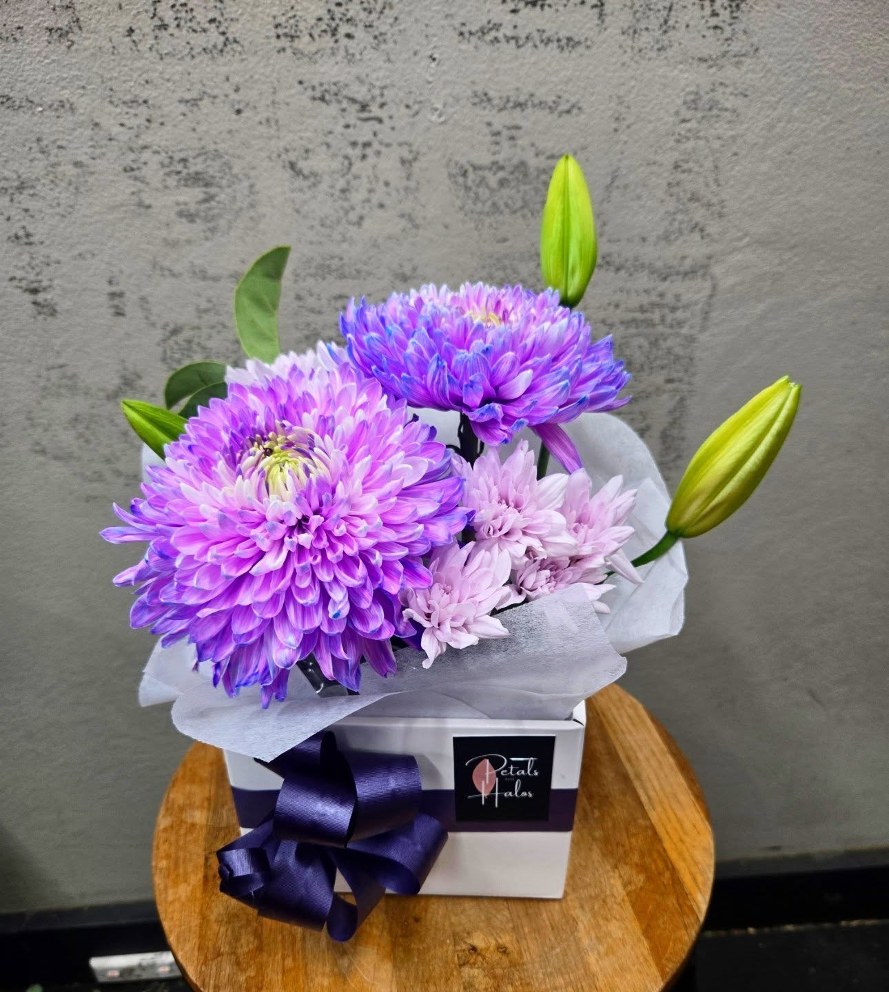 Purple petals stealing the spotlight π
#purpleflowersπ #petalsandhalos #FloristLove