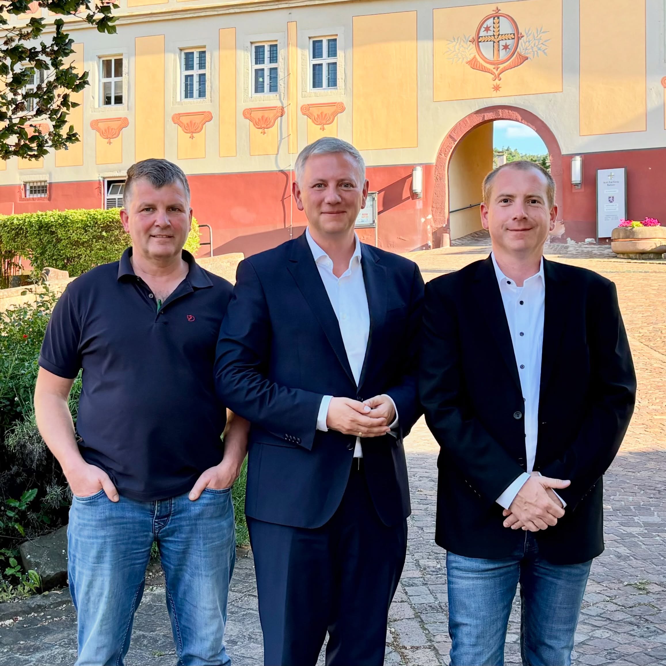 Gemeinsam für die Zukunft des Odenwaldkreises.
Moritz Promny (FDP), @frank_hofferbert_bgmkandidat (ZBK) und Steffen Urich (ZBK) haben sich im Kreistag des Odenwaldkreises zur neuen gemeinsamen Fraktion „Zukunft Odenwald: FDP-ZBK“ zusammengeschlossen.
Unser Ziel: eine konstruktive, bürgernahe und zukunftsorientierte Kommunalpolitik für den Odenwaldkreis.
Im Mittelpunkt unserer Arbeit stehen:
✅ solide Kreisfinanzen
✅ eine moderne und effiziente Verwaltung
✅ starke Städte und Gemeinden
✅ verlässliche Infrastruktur
✅ wirtschaftliche Vernunft und die Stärkung des ländlichen Raums
Zum Fraktionsvorsitzenden wurde Moritz Promny gewählt. Frank Hofferbert und Steffen Urich übernehmen die stellvertretenden Fraktionsvorsitze. Louis Graf zu Erbach-Fürstenau begleitet die politische Arbeit der Fraktion im Kreisausschuss.
Wir wollen eigene Initiativen in den Kreistag einbringen, Verantwortung übernehmen und uns für eine sachliche Zusammenarbeit im Interesse des Odenwaldkreises einsetzen.
Klar ist für uns: Auf politische Ankündigungen müssen konkrete Verbesserungen folgen. Gerade bei Verwaltungsmodernisierung, Infrastruktur und der Unterstützung der Kommunen braucht es mehr Tempo, klare Prioritäten und finanzielle Vernunft.
Zukunft Odenwald: @fdp_odenwald - @zukunftbadkoenigev – sachorientiert, verlässlich und mit klarem Blick nach vorne.