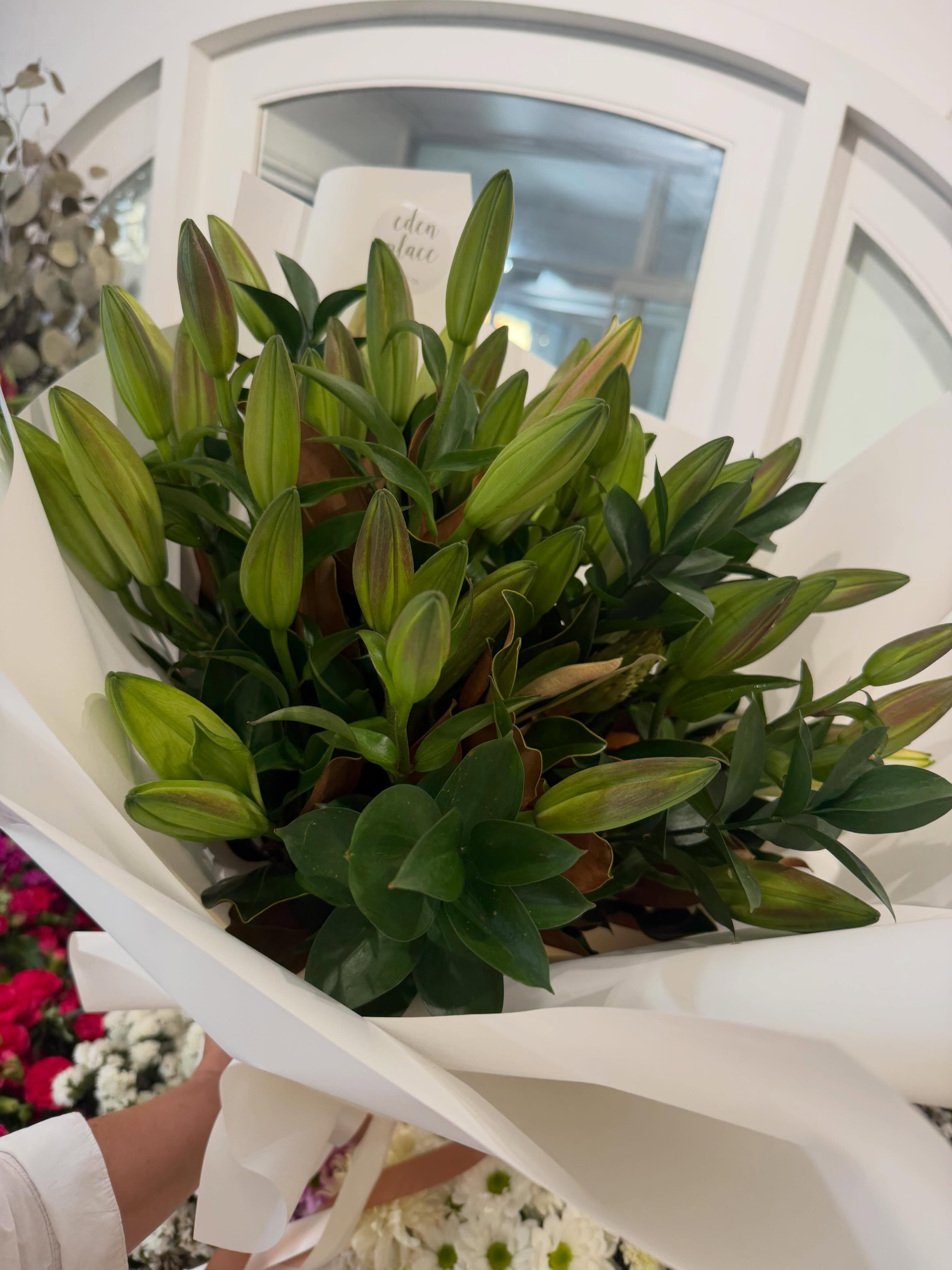 Long lasting, scented, and endlessly elegant - Lilies en masse never go out of style!
Order before 2pm daily for same day delivery.