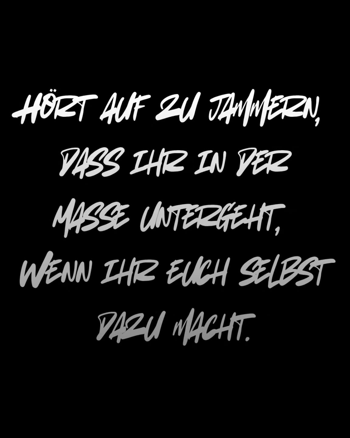 Keine Reichweite.
Keine Kommentare.
Keine Likes.
Keine Verkäufe.
Keine Nerven.
Keine Aufmerksamkeit.
Kommt euch bekannt vor? Sicher, ist aktuell ja eine Dauerschleife.
Wo kommt es her? Persönliche Meinung: selbst verschuldetes Elend.
Vor noch gar nicht allzu langer Zeit hat man durch die Storys geschaut und direkt am Design erkannt, welche Person hinter dem Beitrag steckt. Farben, Schriften, Anordnungen so individuell, dass man, ohne den Namen lesen zu müssen, wusste, wessen geistliche Ergüsse einen gerade berieseln...
Aufmachungen waren abgestimmt auf die Geschichten in den Büchern oder die Personen dahinter. Es gab Vielfalt, Abwechslung und Individualität. Es steckte Zeit, Arbeit und Liebe in den Beiträgen. Als Belohnung gab es -> Aufmerksamkeit und Menschen, die zu Followern wurden.
Keine breite Masse. Dafür ein großer Haufen kreativer Köpfe.
Was ist passiert? Wann haben Menschen, die sich durch Kreativität auszeichnen sollten, entschieden, dass sie lieber in der breiten Masse untergehen wollen?
Bilder... alle gleich nichtssagend.
Templets... so überladen und voll, dass das Hirn schon auf dem ersten Blick anfängt zu streiken.
Beschreibungen, Buchvorstellungen, Werbung... alles gleich... alles tot.
GenKI macht alles leichter, schneller, günstiger.
Aber merkt ihr nicht, dass ihr euch selbst dabei verliert? Dass ihr eine breite Masse erschafft, in der ihr gnadenlos untergeht?
Autoren nehmen ihren Charakteren die Gesichter...
Blogger nehmen ihrer Stimme die Aussagekraft...
Ihr grabt ein Loch, das euch austauschbar macht, und wenn ihr darin verschwunden seid, fangt ihr an zu jammern. Verteufelt alles um euch und sucht bei allem und jedem die Schuld. Dabei seid ihr selbst der Ursprung. Ihr wollt Geschichten erschaffen oder darauf aufmerksam machen, die es wert sind, gelesen zu werden. Die es noch nie gegeben hat und die sich von anderen abheben und bewerbt sie mit einer Maske, die unendlich viele andere bereits tragen.
Es ist grausam, dabei zuzusehen, wie kreative Köpfe sich selbst den Stecker ziehen und sich dann auch noch wundern, warum sie im Dunkeln sitzen.
Wacht auf und schwimmt gegen den Strom, denn nur dann kann man dessen Richtung ändern.